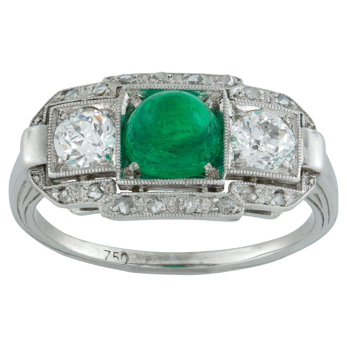 Anello Art Deco con smeraldo cabochon e diamanti