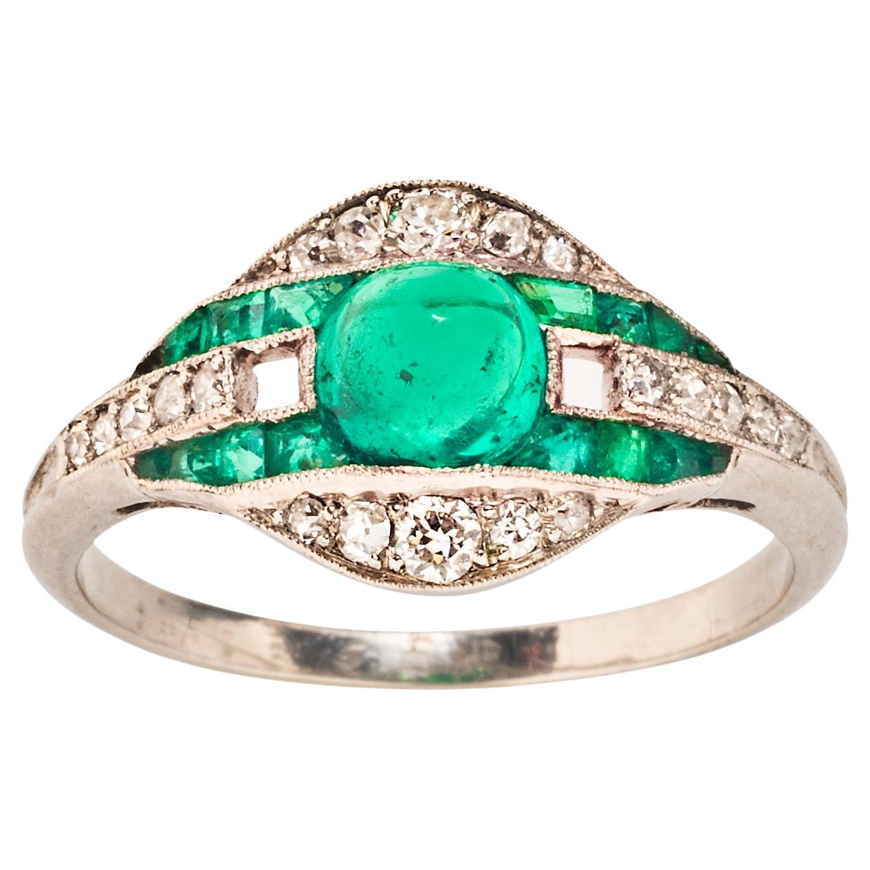 Art-déco-Ring mit Smaragd und Diamant im Cabochon-Schliff im Angebot