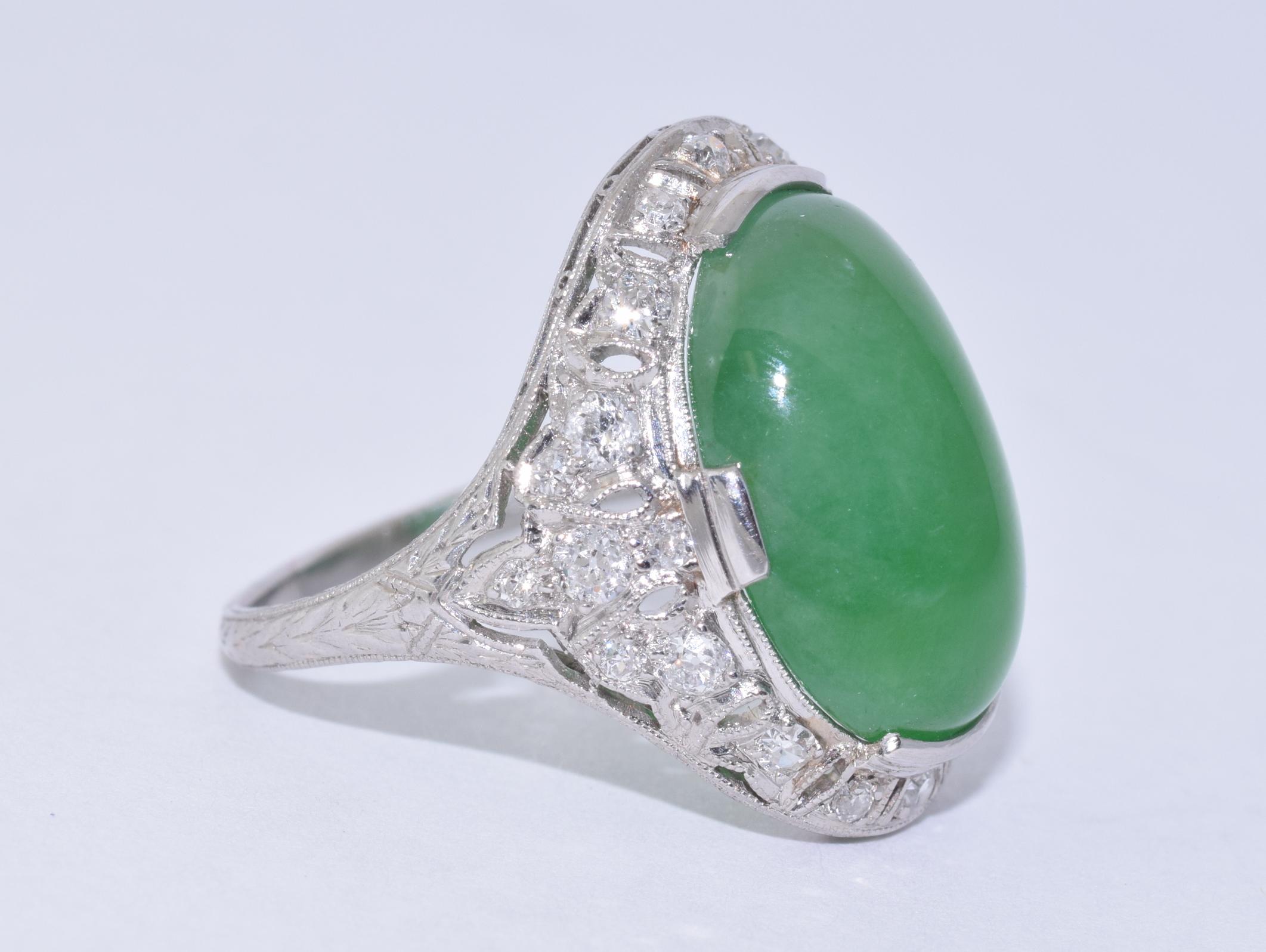 Art-Déco-Ring aus Jade mit Cabochon-Diamant, ca. 1920er Jahre (Art déco) im Angebot