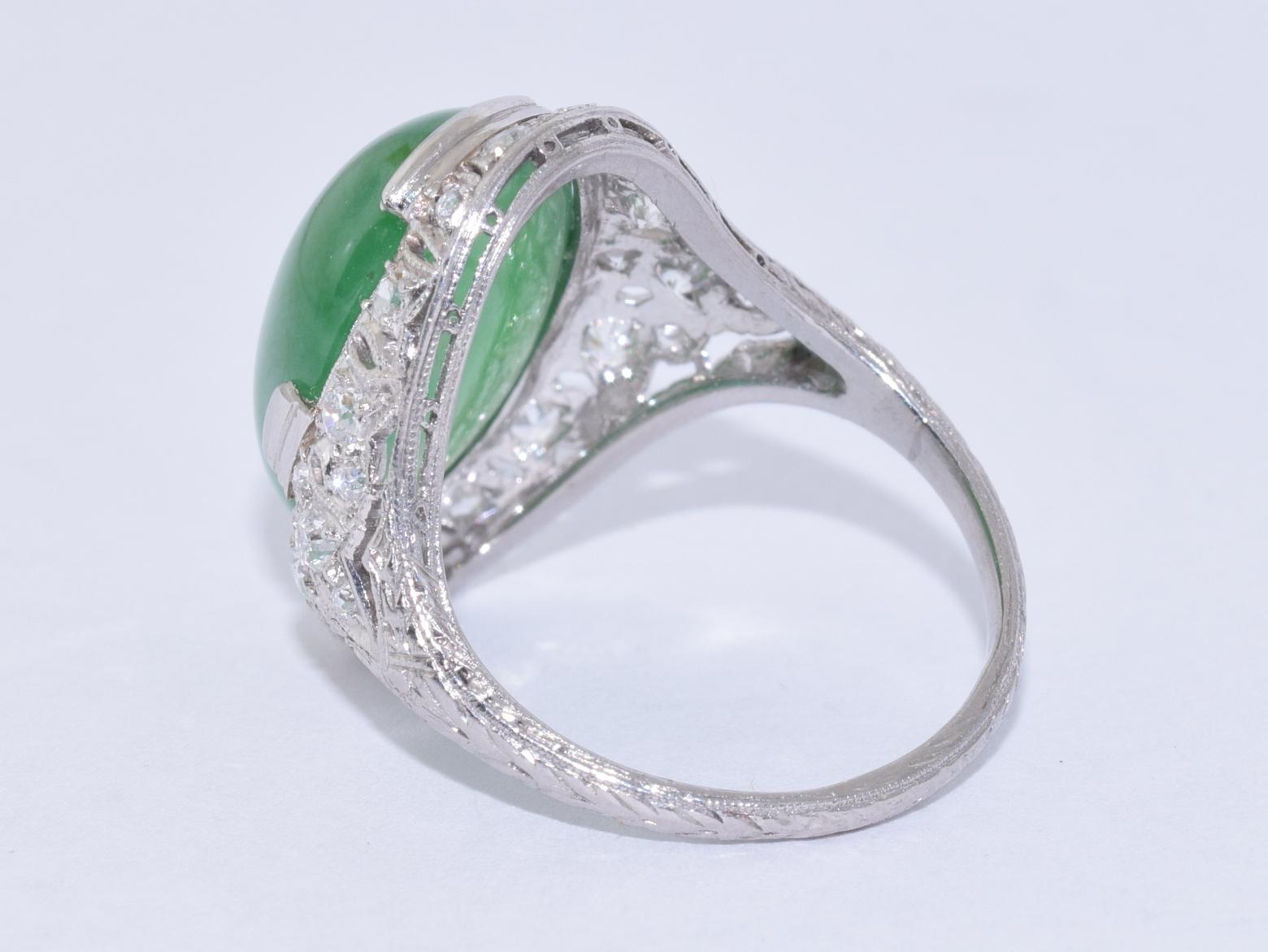 Art-Déco-Ring aus Jade mit Cabochon-Diamant, ca. 1920er Jahre (Ovalschliff) im Angebot