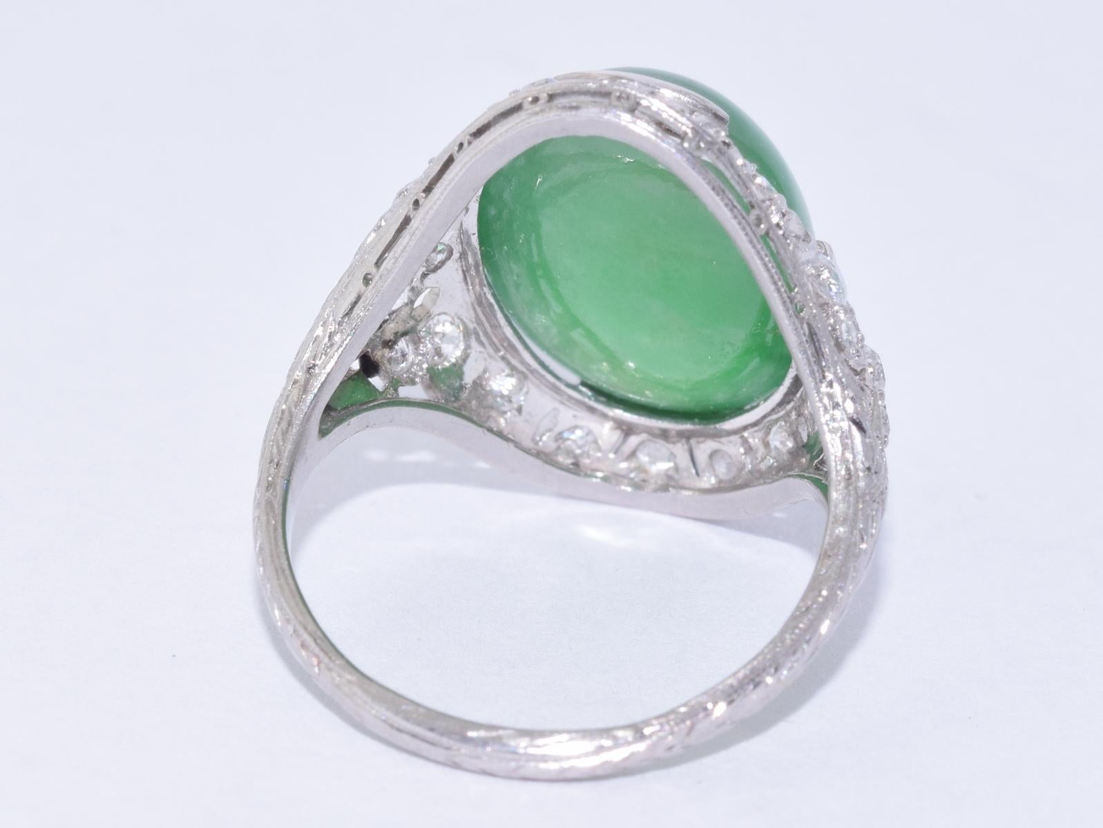 Art-Déco-Ring aus Jade mit Cabochon-Diamant, ca. 1920er Jahre im Zustand „Gut“ im Angebot in New York, NY