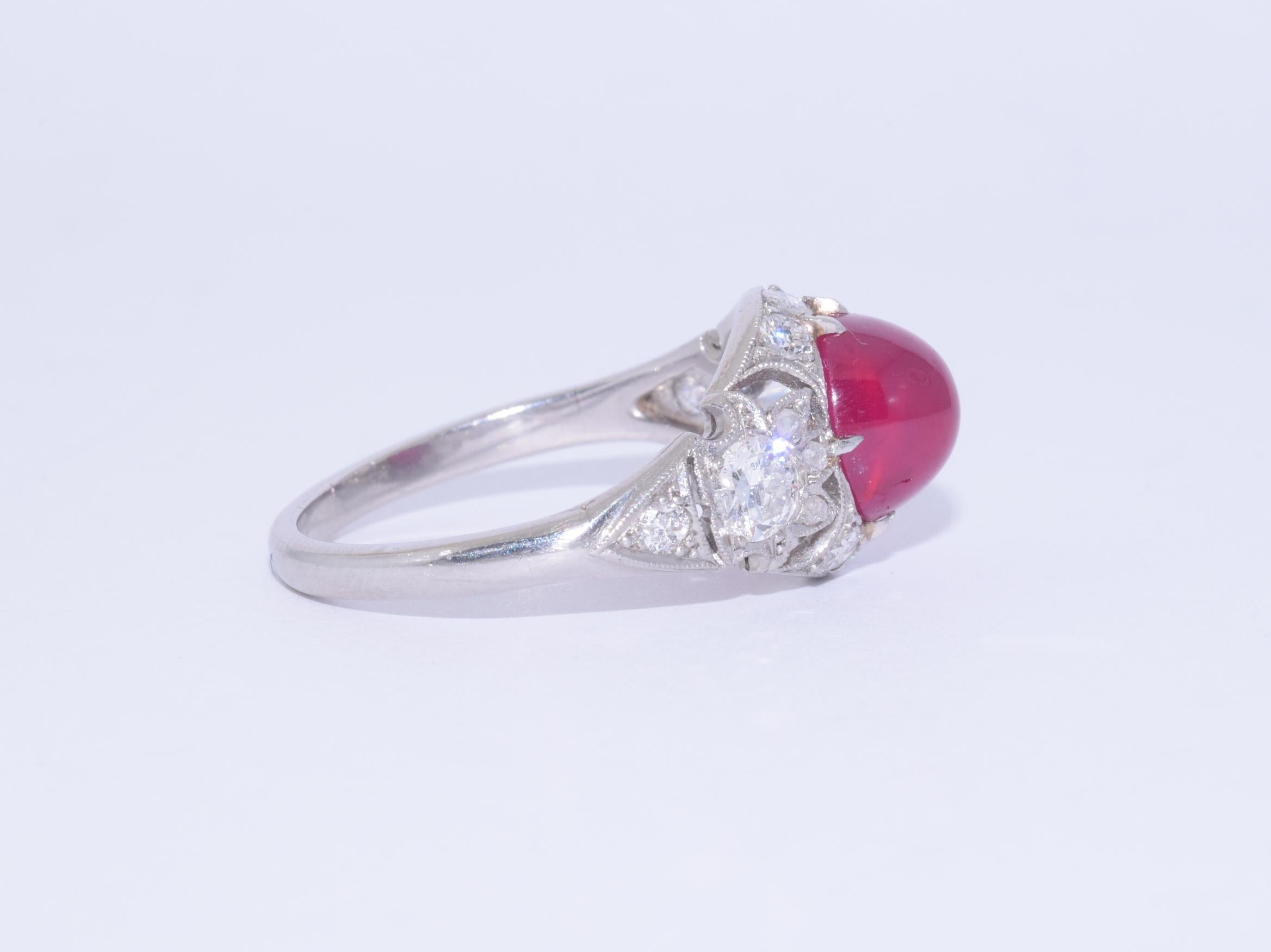 Art-déco-Ring mit Cabochon-Rubin und Diamant im Zustand „Gut“ im Angebot in New York, NY