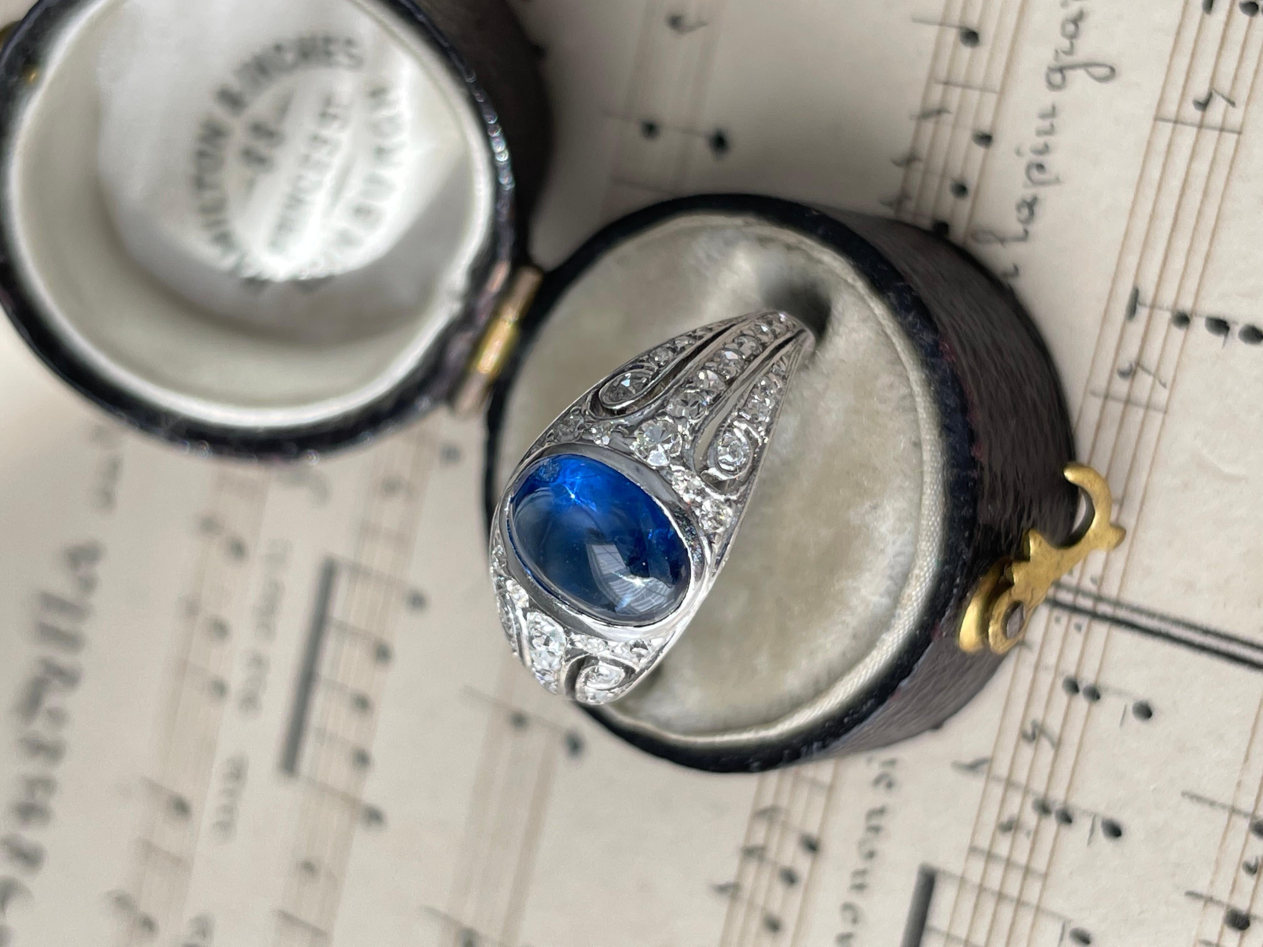Anillo Art Decó con cabujón de zafiro y diamantes - GIA en venta 1