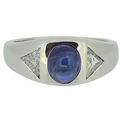 Art Deco Dreisteinring mit Cabochon-Saphir und Diamant im Art déco-Stil