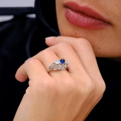 Anello di fidanzamento in filigrana di platino con zaffiro cabochon e diamante a 3 pietre Art Déco