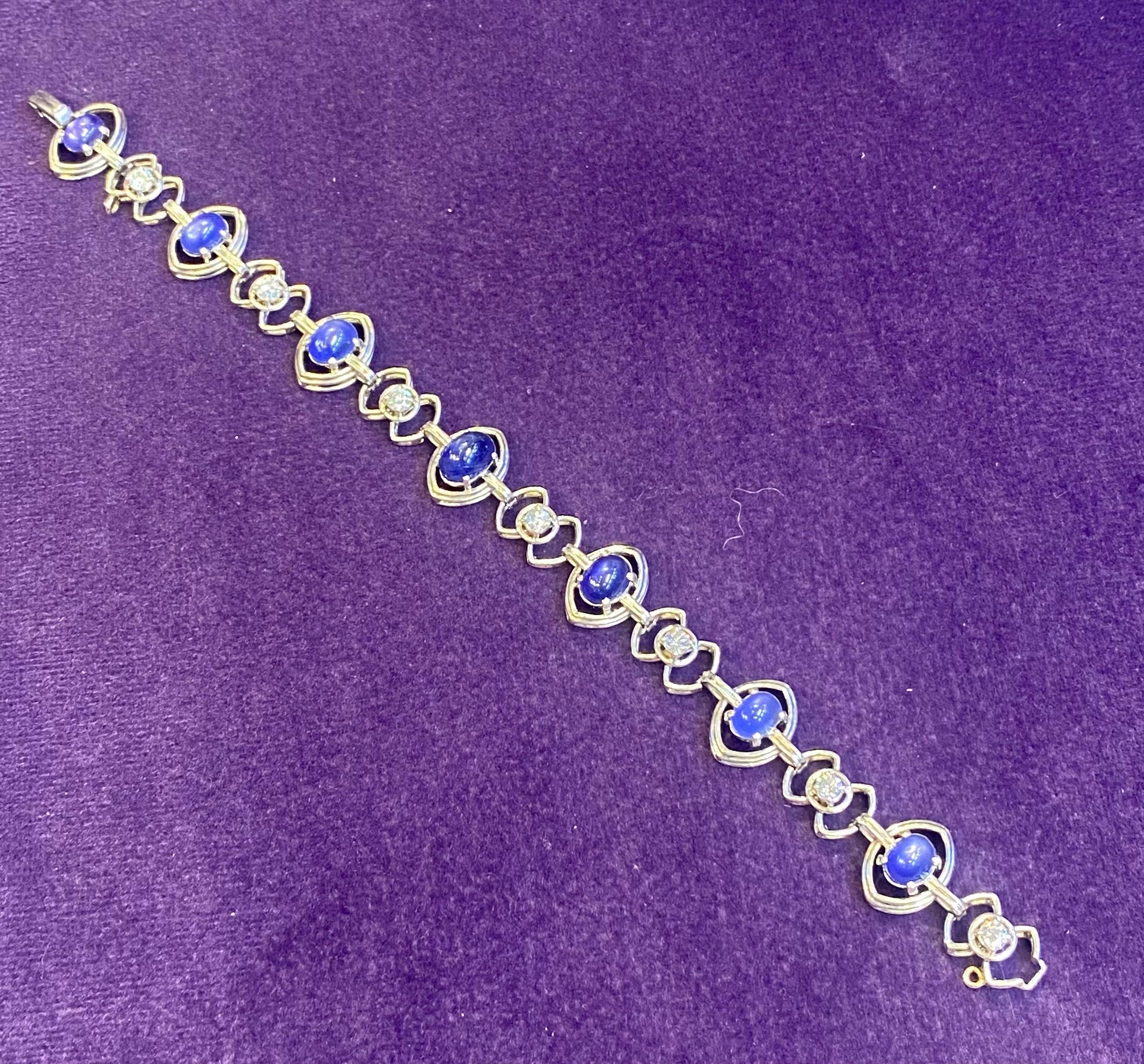 Art Deco Cabochon Sapphire & Diamond Bracelet, Ein Armband mit sieben Cabochon-Saphiren und sieben Diamanten im Rundschliff, gefasst in Platin.

Saphir Gewicht: ungefähr 14,00 Karat 

Gewicht des Diamanten: ca. 1,00 Karat

Abmessungen: 7