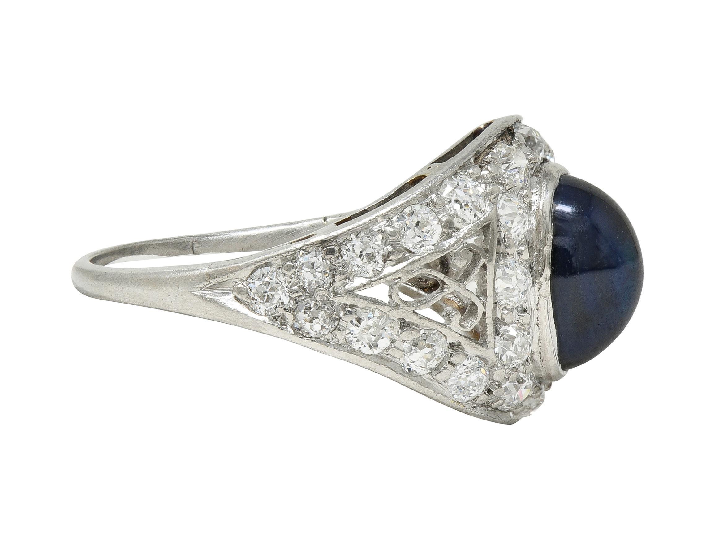 Art déco Art Deco Cabochon Saphir Diamond Platinum Vintage Scrolling Bombé Ring en vente