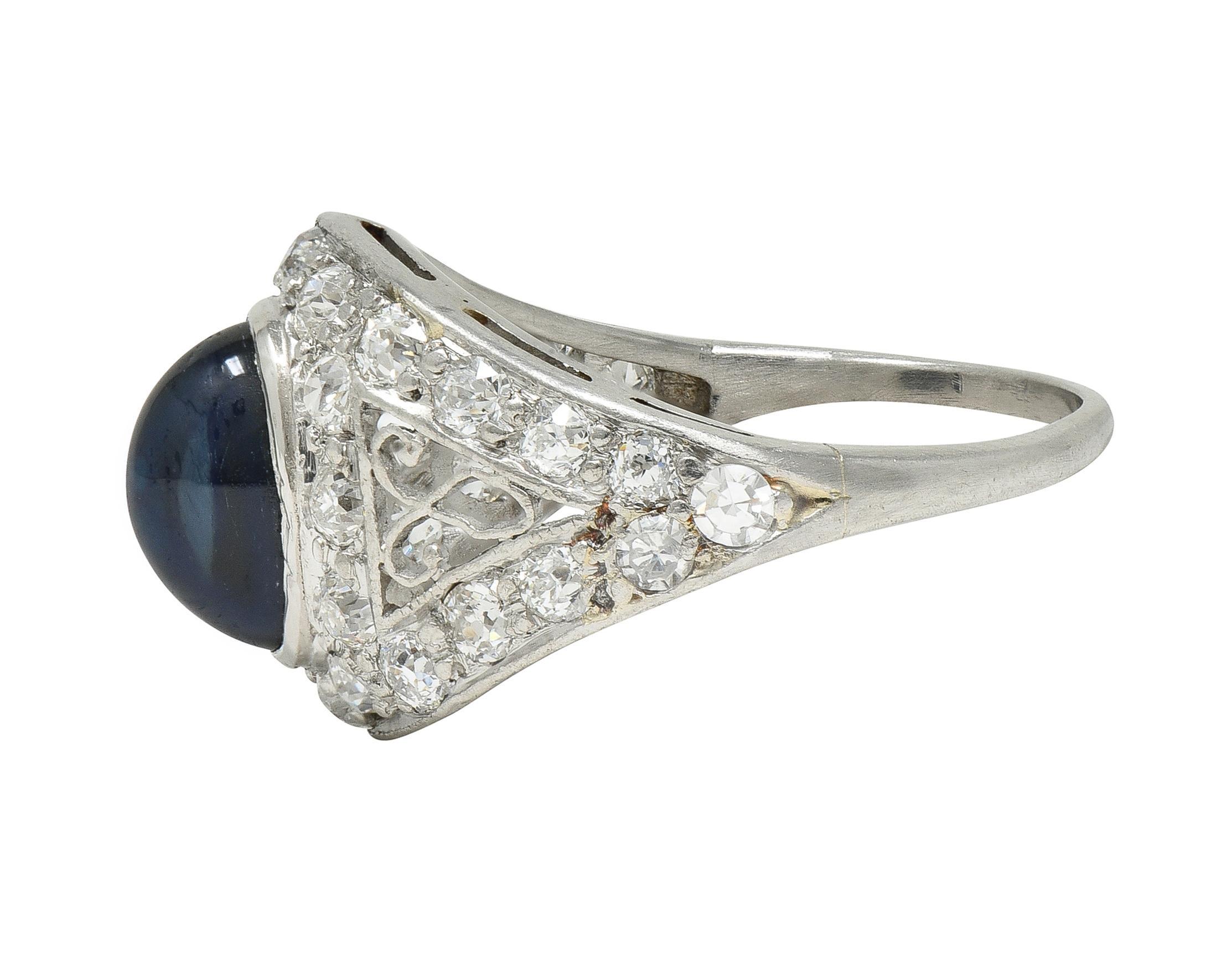 Art Deco Cabochon Saphir Diamond Platinum Vintage Scrolling Bombé Ring Pour femmes en vente