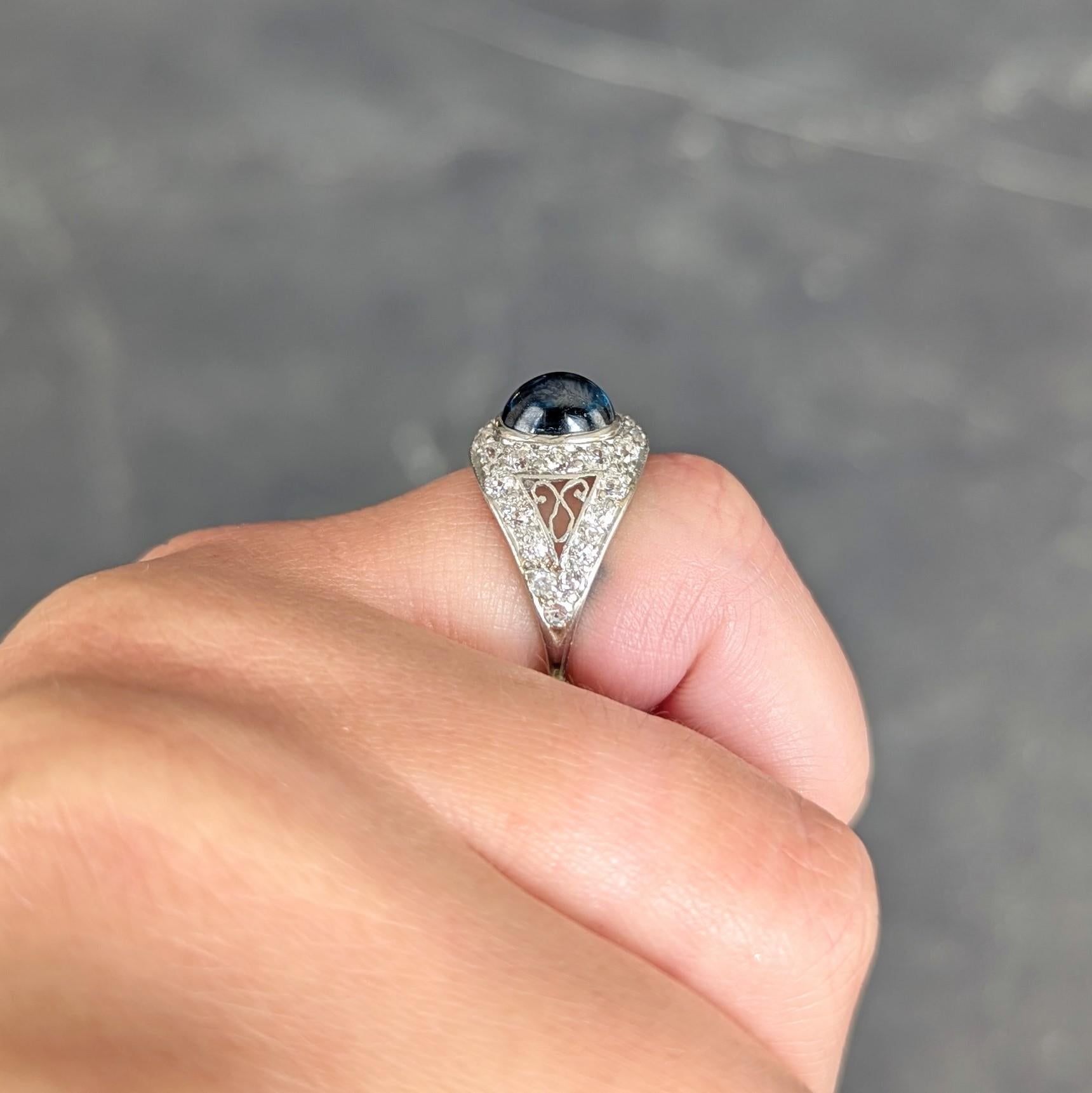 Art Deco Cabochon Saphir Diamond Platinum Vintage Scrolling Bombé Ring en vente 3