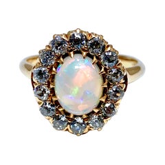 Anillo de ópalo blanco cabujón y diamantes talla europea antigua, estilo art déco
