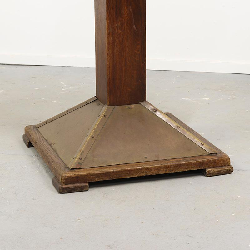 Antigua mesa auxiliar Art Decó con tapa de mármol y base de latón. Es probable que la mesa se originara en un café y se utilizara como mesa de vino. La base de roble, decorada con latón, es especialmente llamativa y presenta una hermosa pátina. Toda