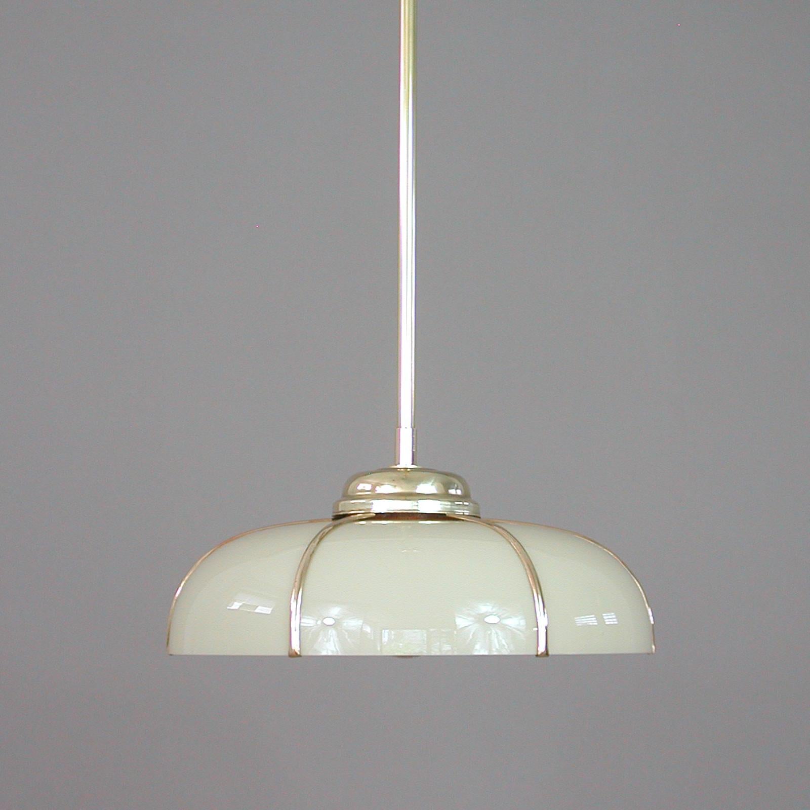 Lampe à suspension Art Déco en verre opalin crème en cage et laiton, Allemagne, années 1920 à 1930 3