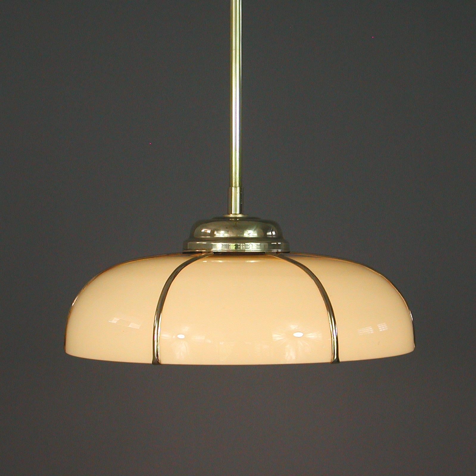 Lampe à suspension Art Déco en verre opalin crème en cage et laiton, Allemagne, années 1920 à 1930 4