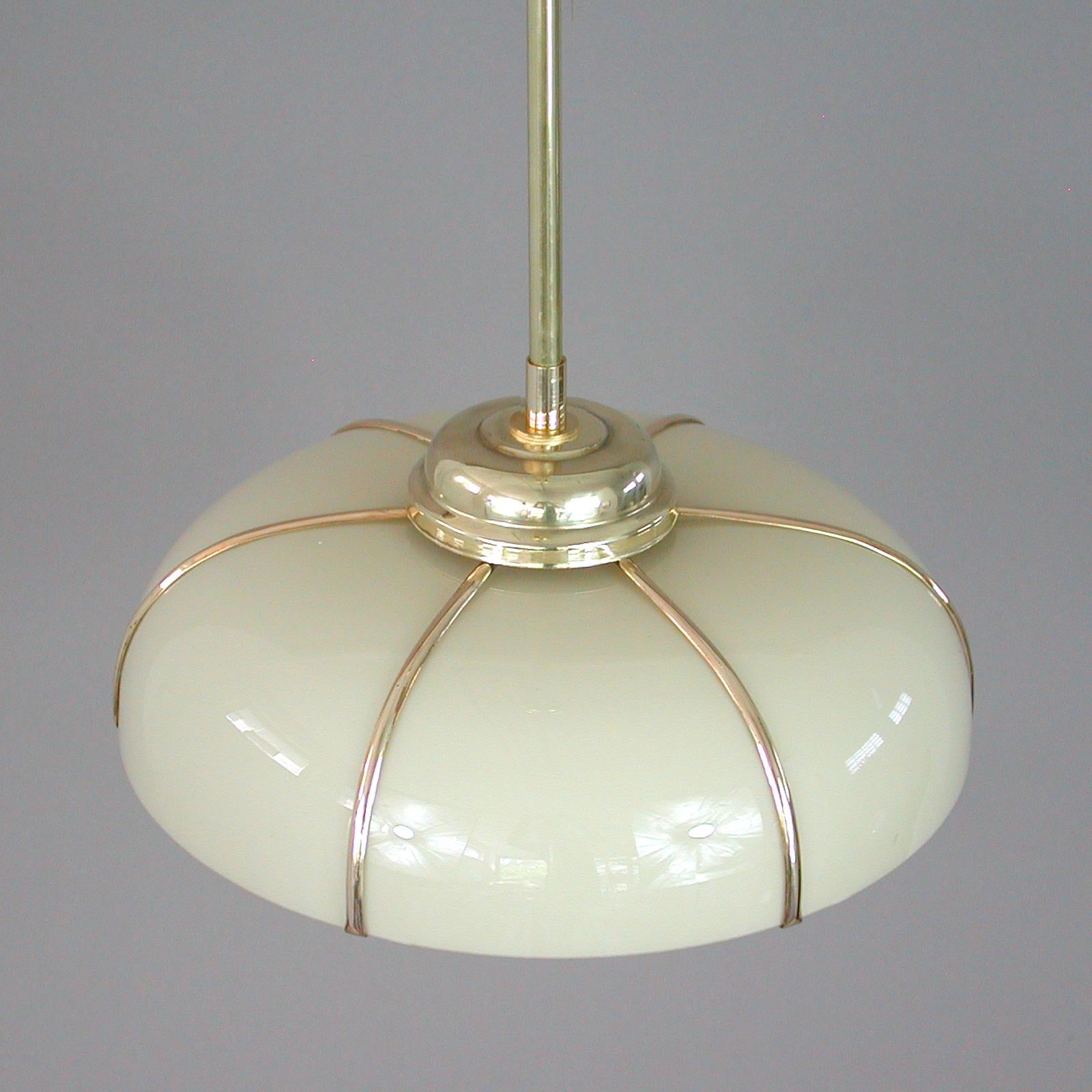 Lampe à suspension Art Déco en verre opalin crème en cage et laiton, Allemagne, années 1920 à 1930 5