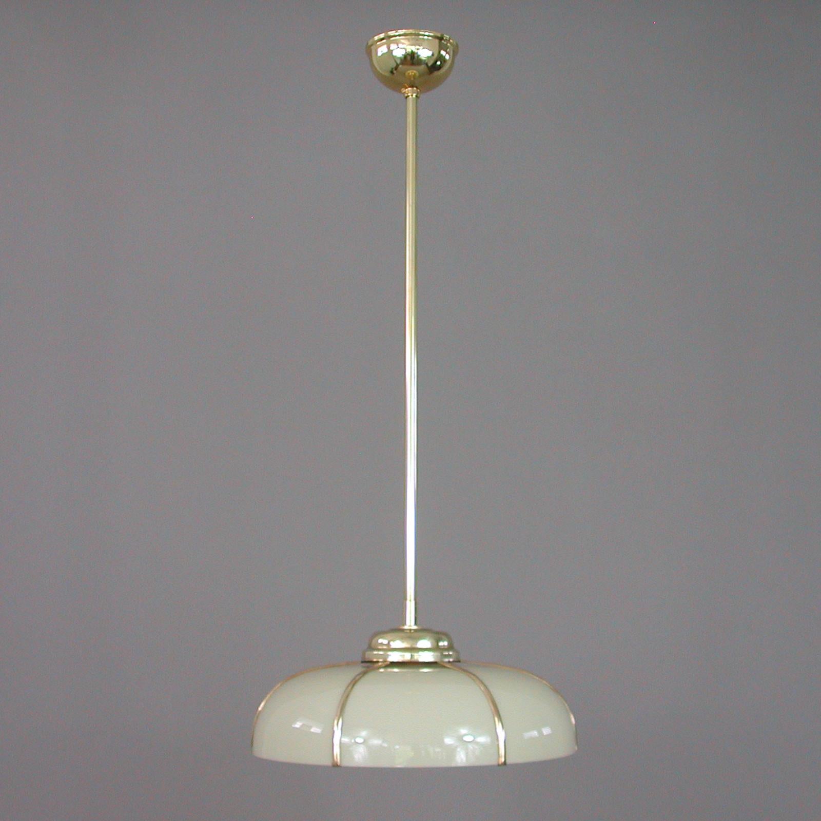 Allemand Lampe à suspension Art Déco en verre opalin crème en cage et laiton, Allemagne, années 1920 à 1930