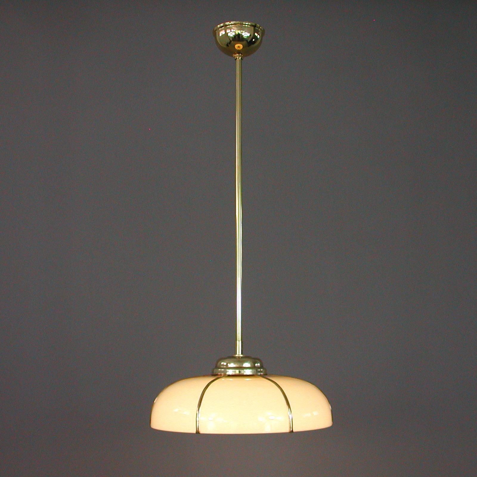 Lampe à suspension Art Déco en verre opalin crème en cage et laiton, Allemagne, années 1920 à 1930 Bon état à NUEMBRECHT, NRW