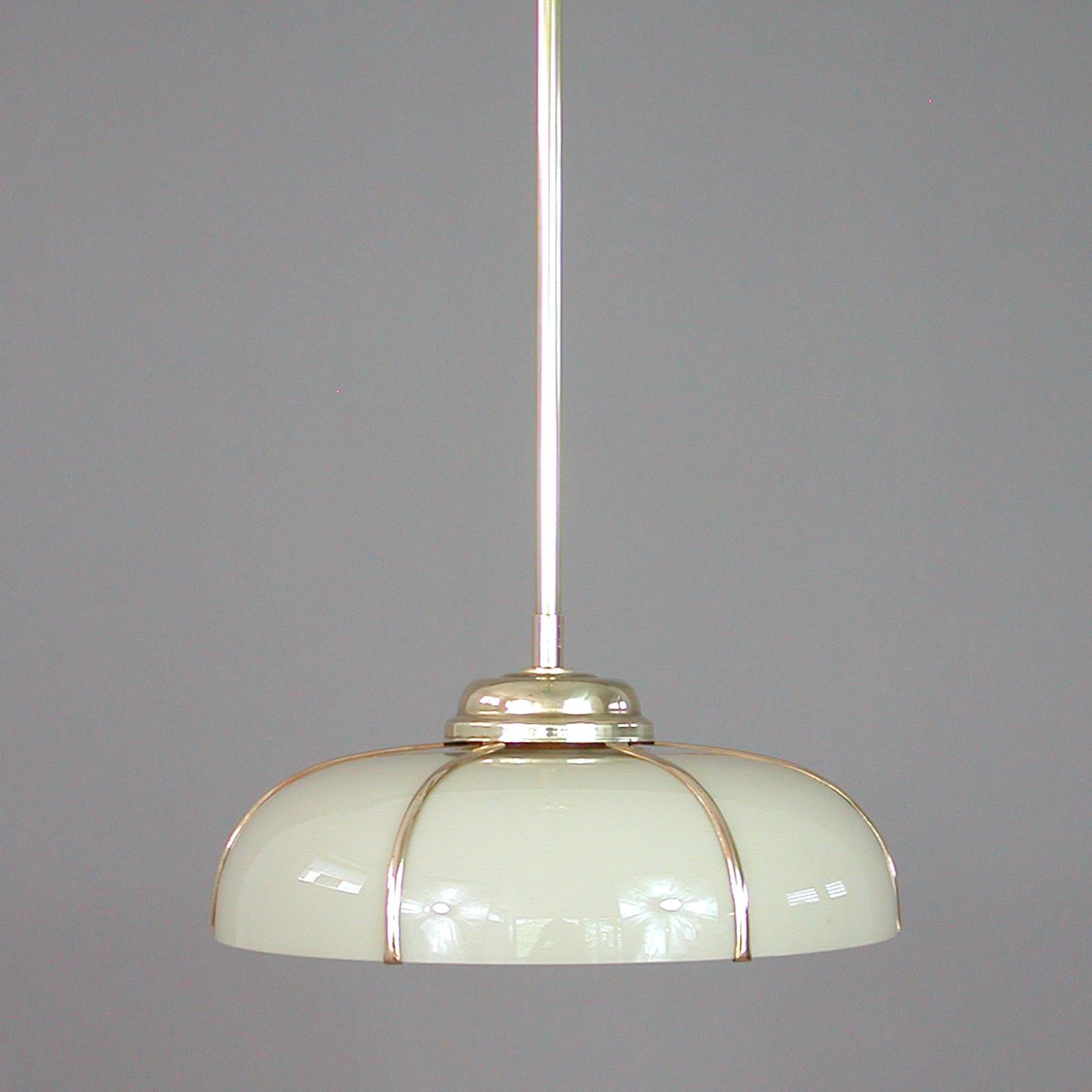 Milieu du XXe siècle Lampe à suspension Art Déco en verre opalin crème en cage et laiton, Allemagne, années 1920 à 1930