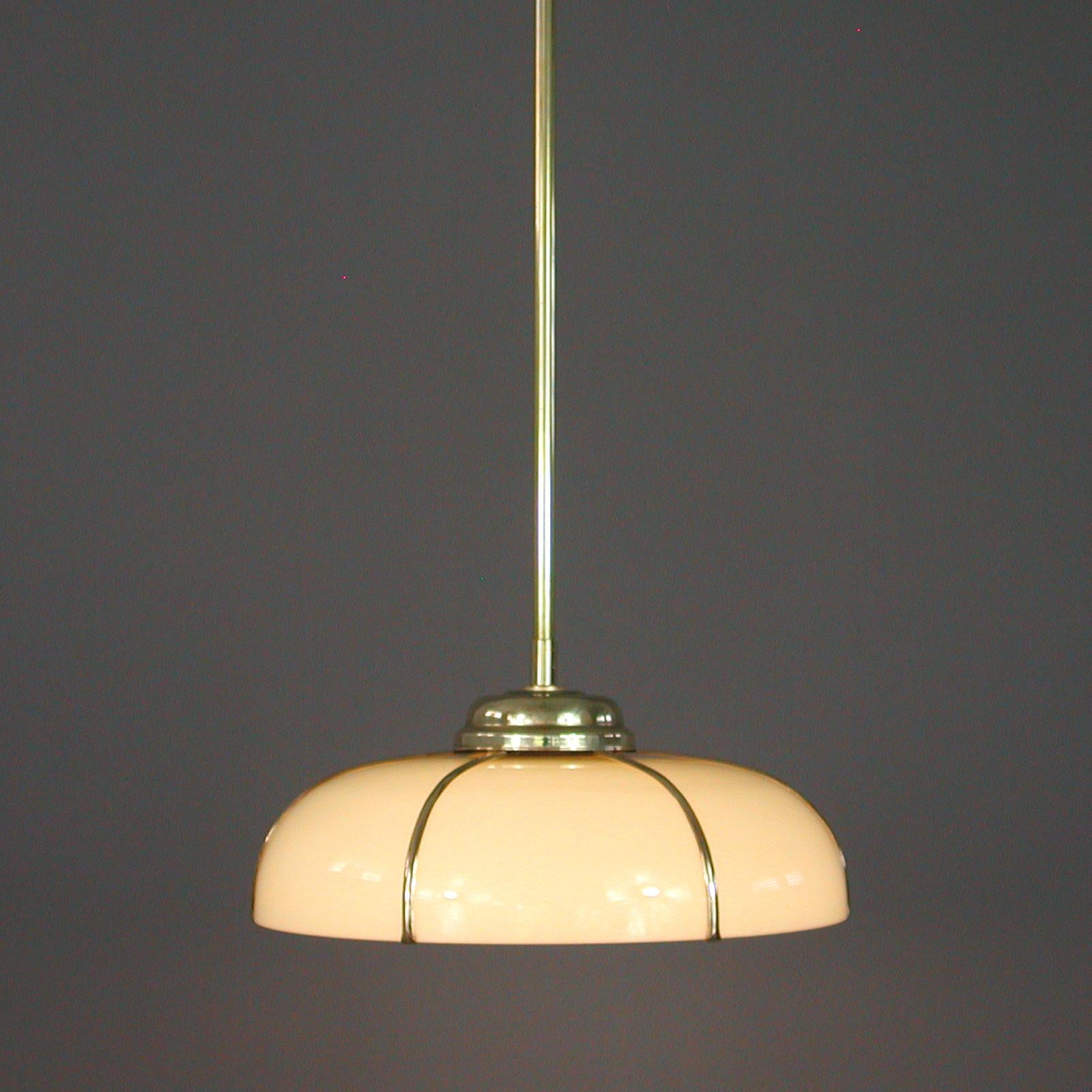Laiton Lampe à suspension Art Déco en verre opalin crème en cage et laiton, Allemagne, années 1920 à 1930