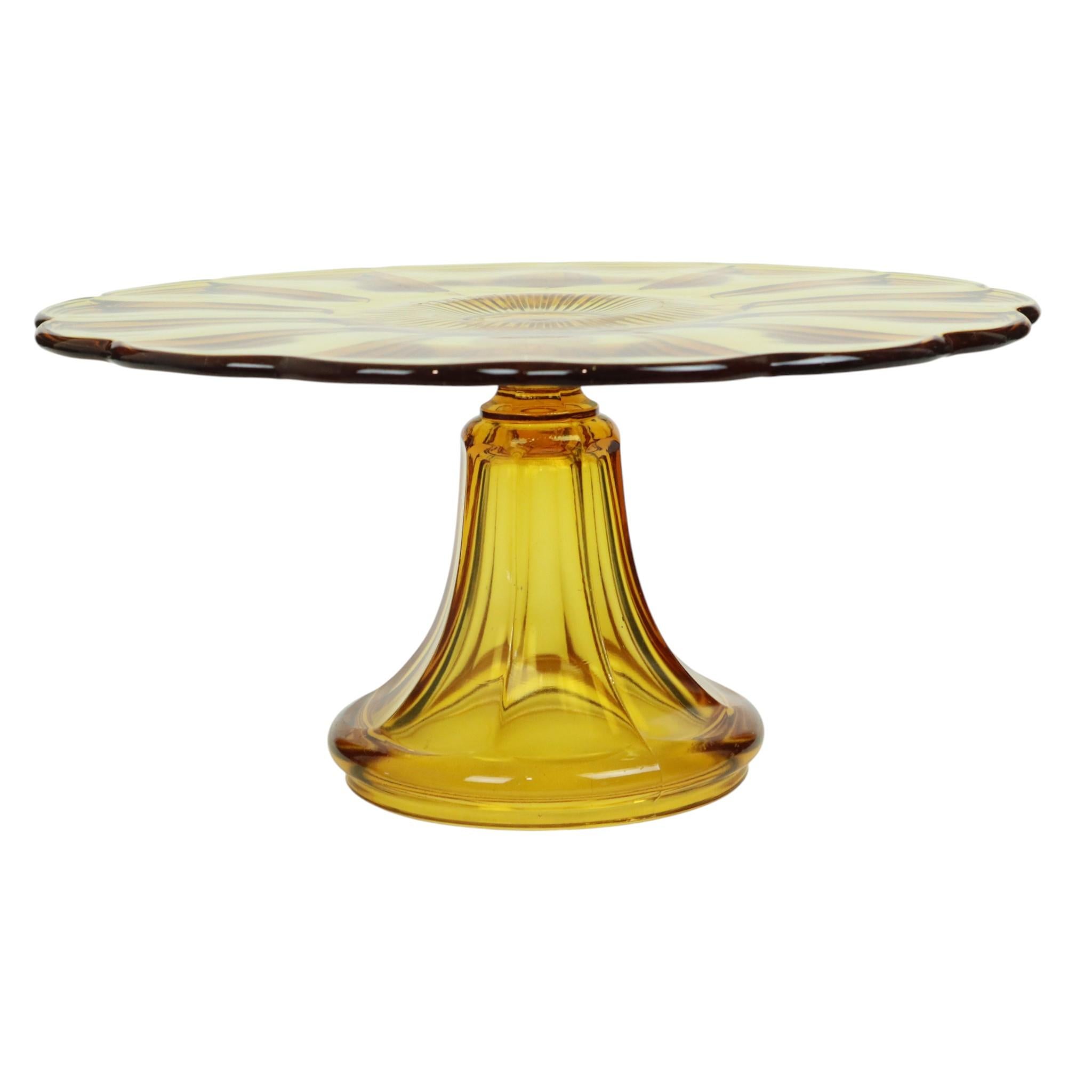 Schöner bernsteinfarbener Art-Déco-Kuchenständer, Schale oder Ständer aus der Luxval-Kollektion von 1935, von Val Saint Lambert, Belgien, auf dem Boden markiert.

Diese schöne Art-Déco-Schale hat eine helle und warme Bernsteinfarbe; sie stammt aus