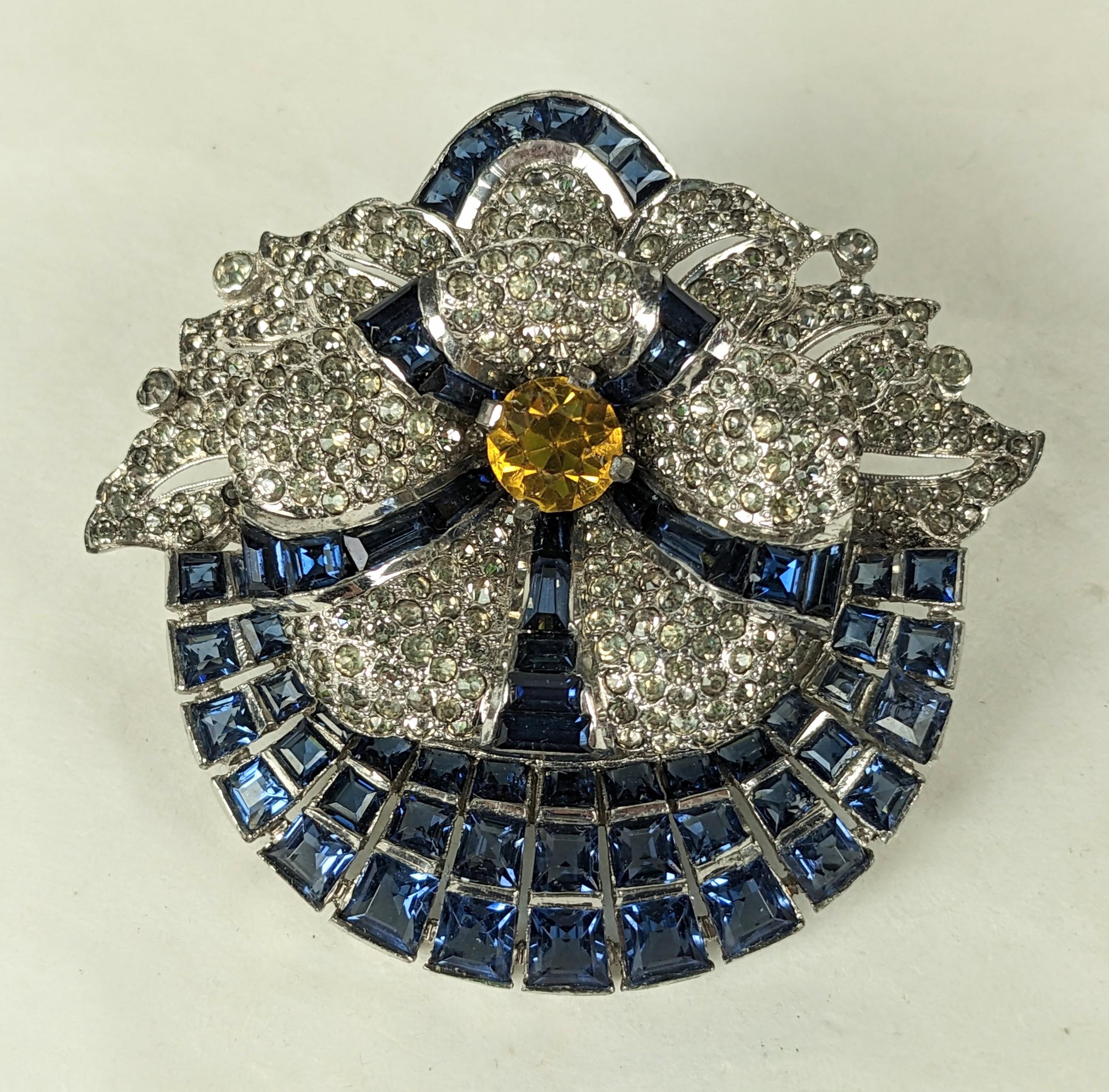 Außergewöhnliche Art Deco Calibre Set Sapphire Clip von höchster Qualität zurückzuführen auf De Rosa. Clip im floralen Art-Déco-Design mit gefassten Faux-Saphiren und Topas in der Mitte. Hochrhodiniert. 1930er Jahre USA. 2