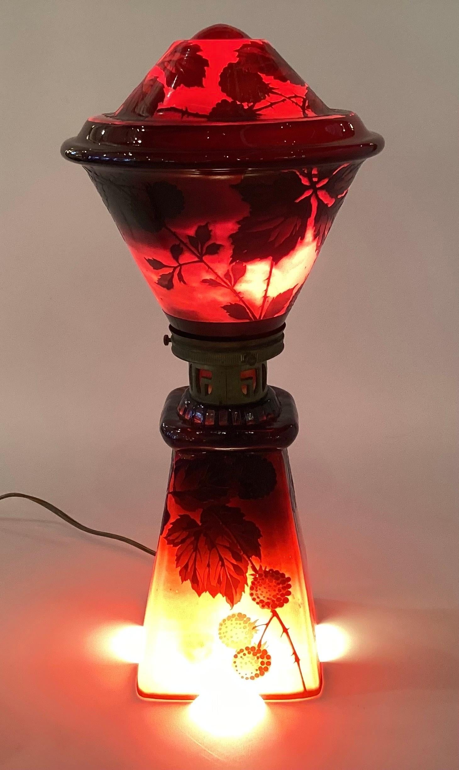 Eine schwarze Himbeere Muster mit chinesischen roten Hintergrund 2 Licht Bauhaus-Stil Cameo Glas Tischlampe.  Zugeschrieben Muller Freres, Frankreich 1920er Jahre 16,25 Zoll hoch, 7,5 Zoll Durchmesser 
