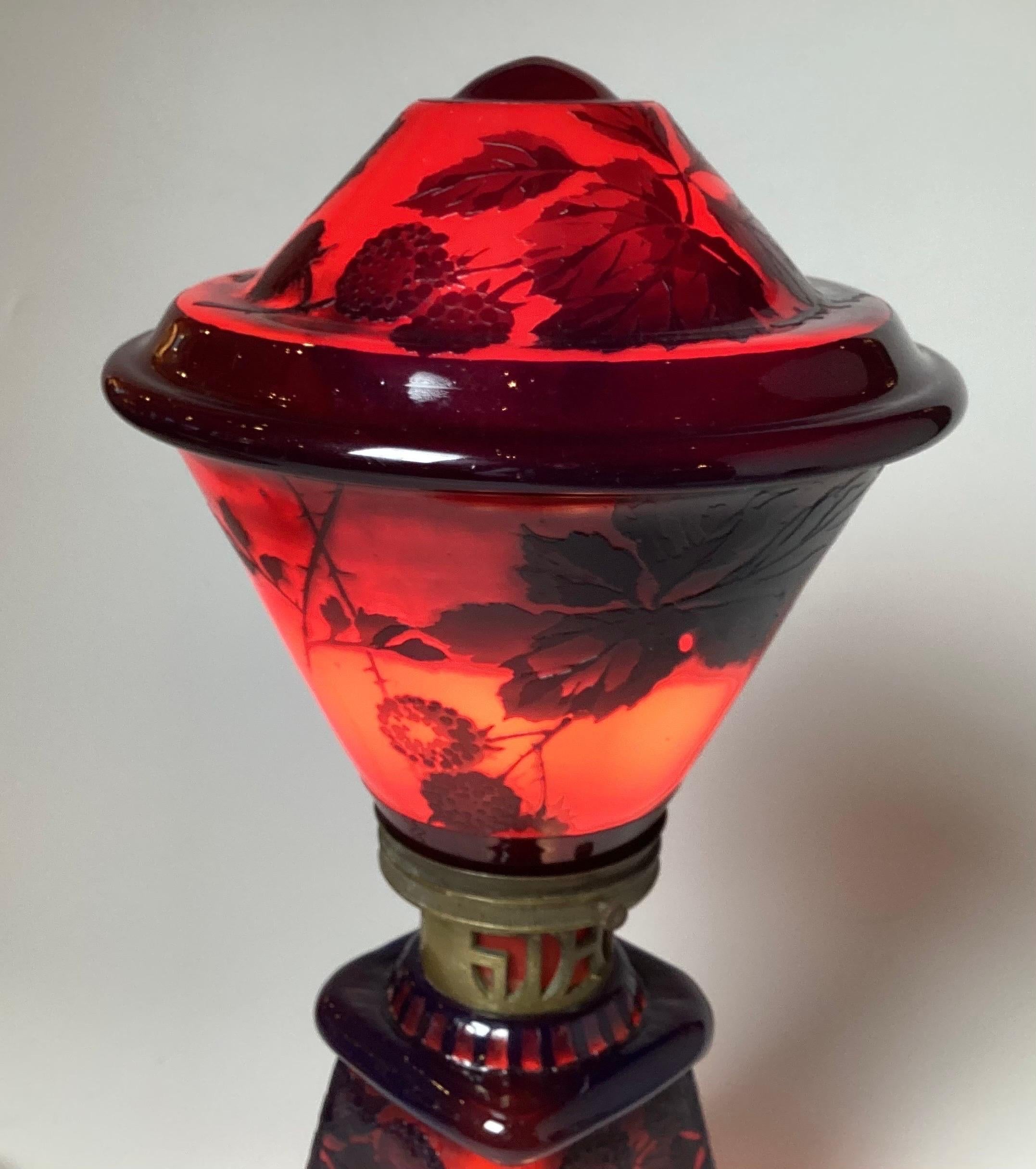 Art Deco Cameo Glass Boudoir Lamp For Sale 2