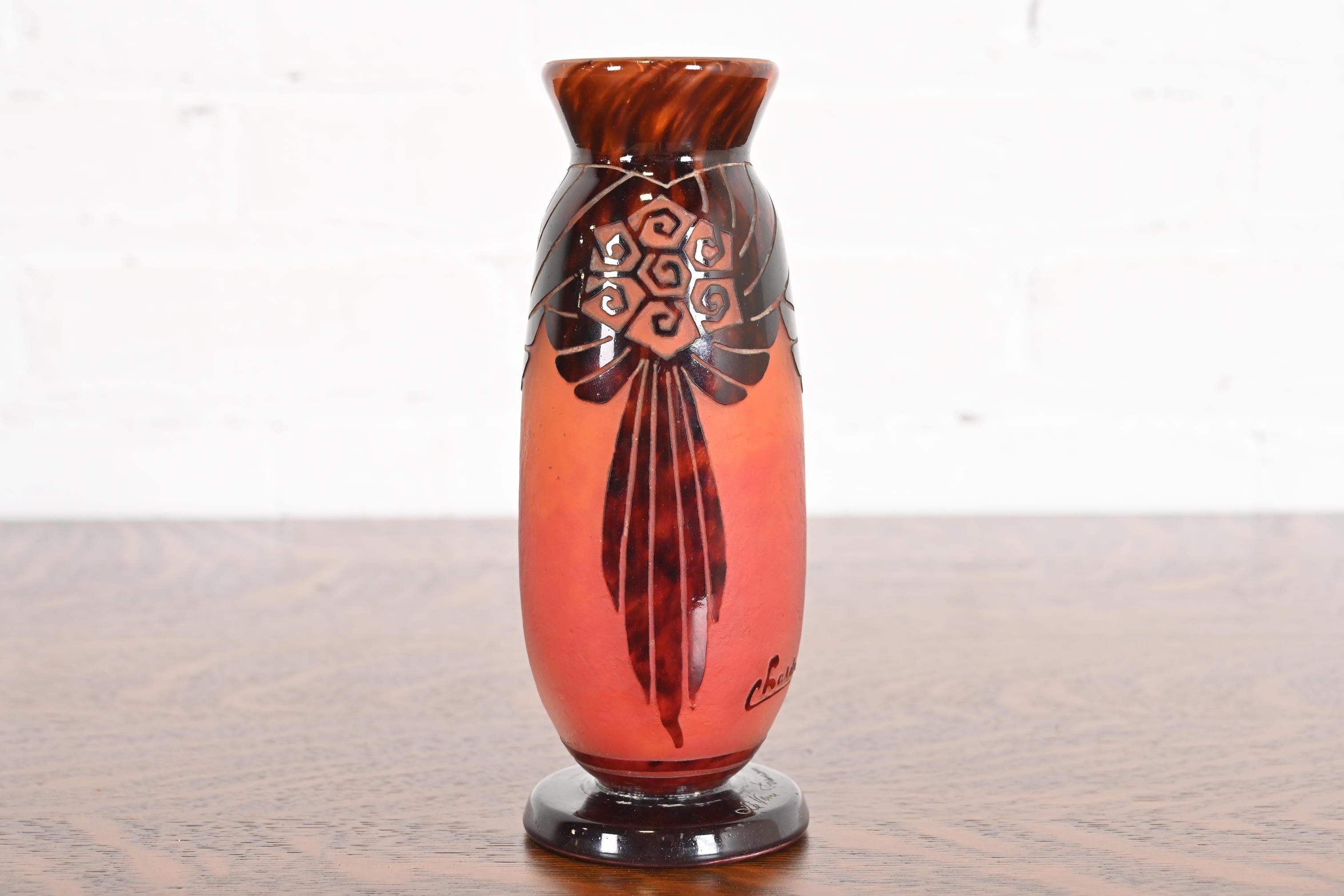 Rare et exceptionnel vase en verre camée d'époque Art Déco

Par Charles Schneider pour Le Verre Français 

France, années 1920

Mesures : 2,75 