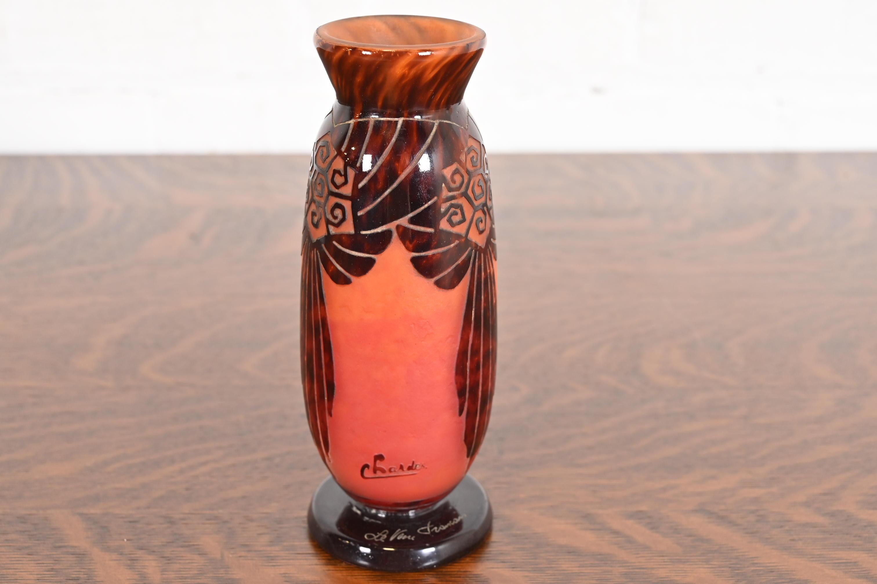 Vase en verre camée Art Déco par Charles Schneider pour Le Verre Français, années 1920 Bon état - En vente à South Bend, IN