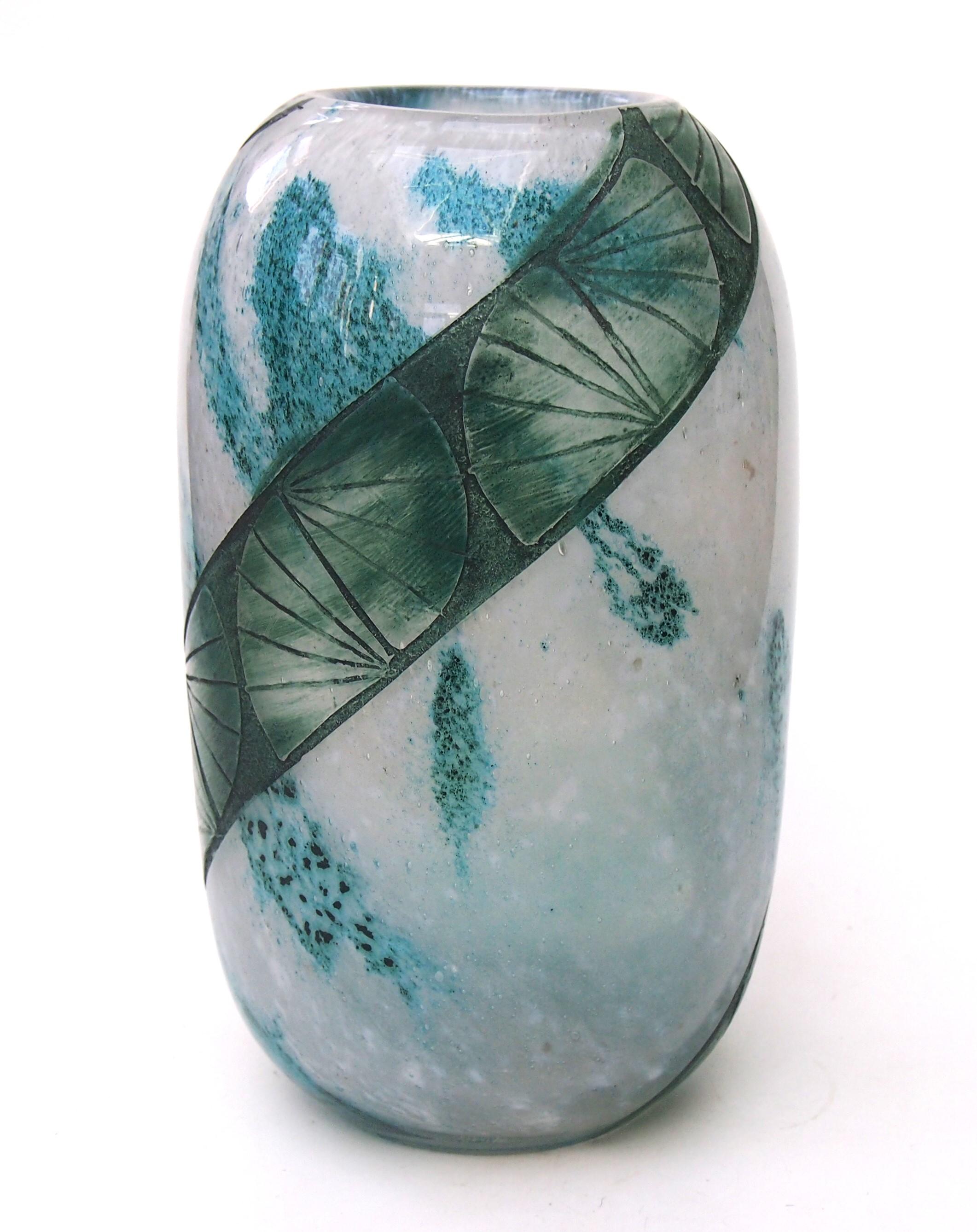 Un fabuleux vase en camée Legras signé Art Déco. Vase cylindrique en forme de balle, avec un haut et un bas arrondis, dans une gamme de verts bleus. Il est fait d'un verre fortement marbré qui a ensuite été taillé en camée.  avec des formes