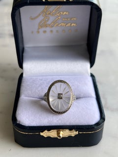 Bague Art déco en verre de camphre, cristal de roche et diamant, en filigrane d'or blanc 14 carats