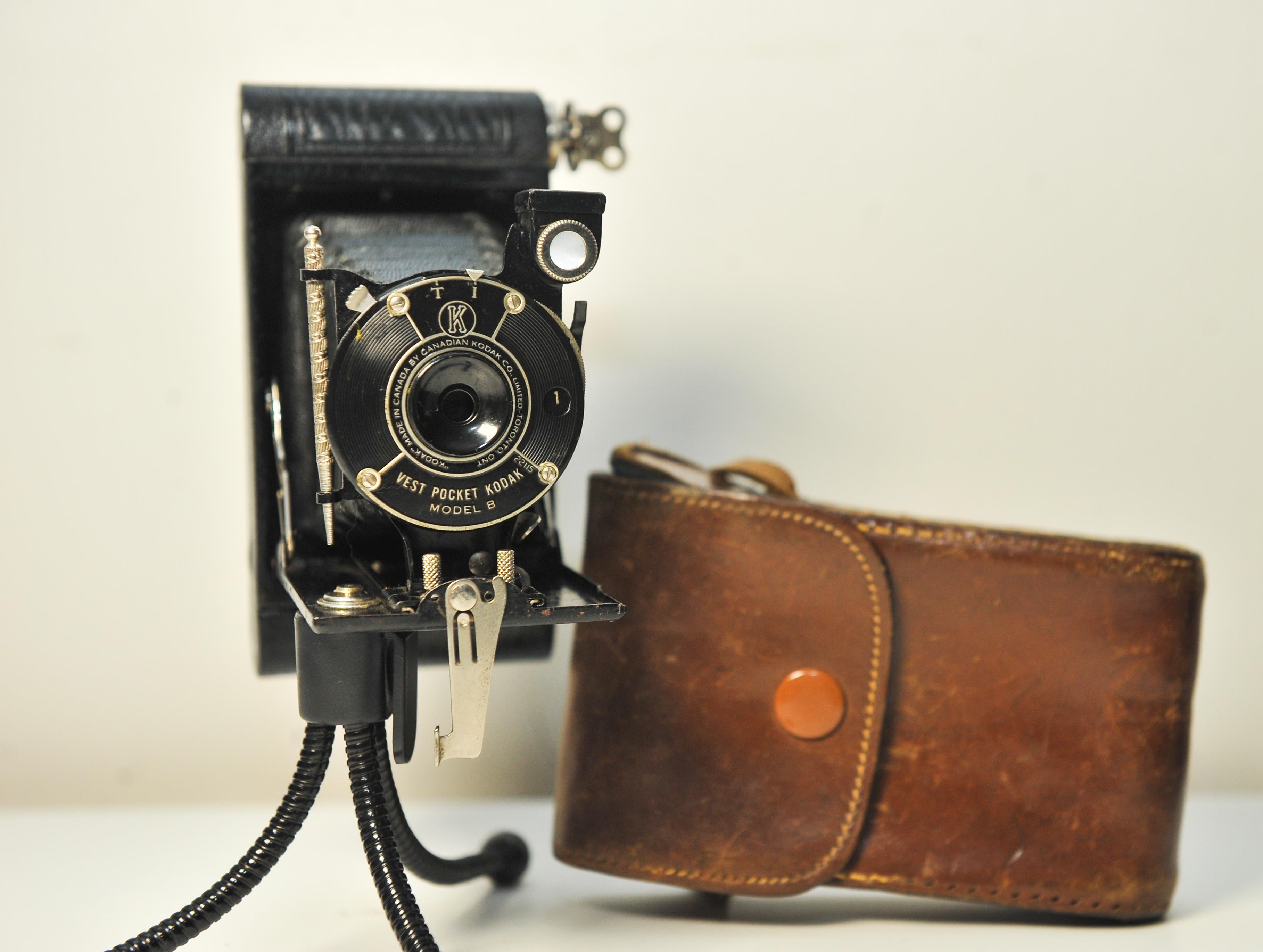 20th Century Art Deco Canadian Kodak Jiffy Vest Pocket Kodak Model B 127 Film Bellow Camera  For Sale