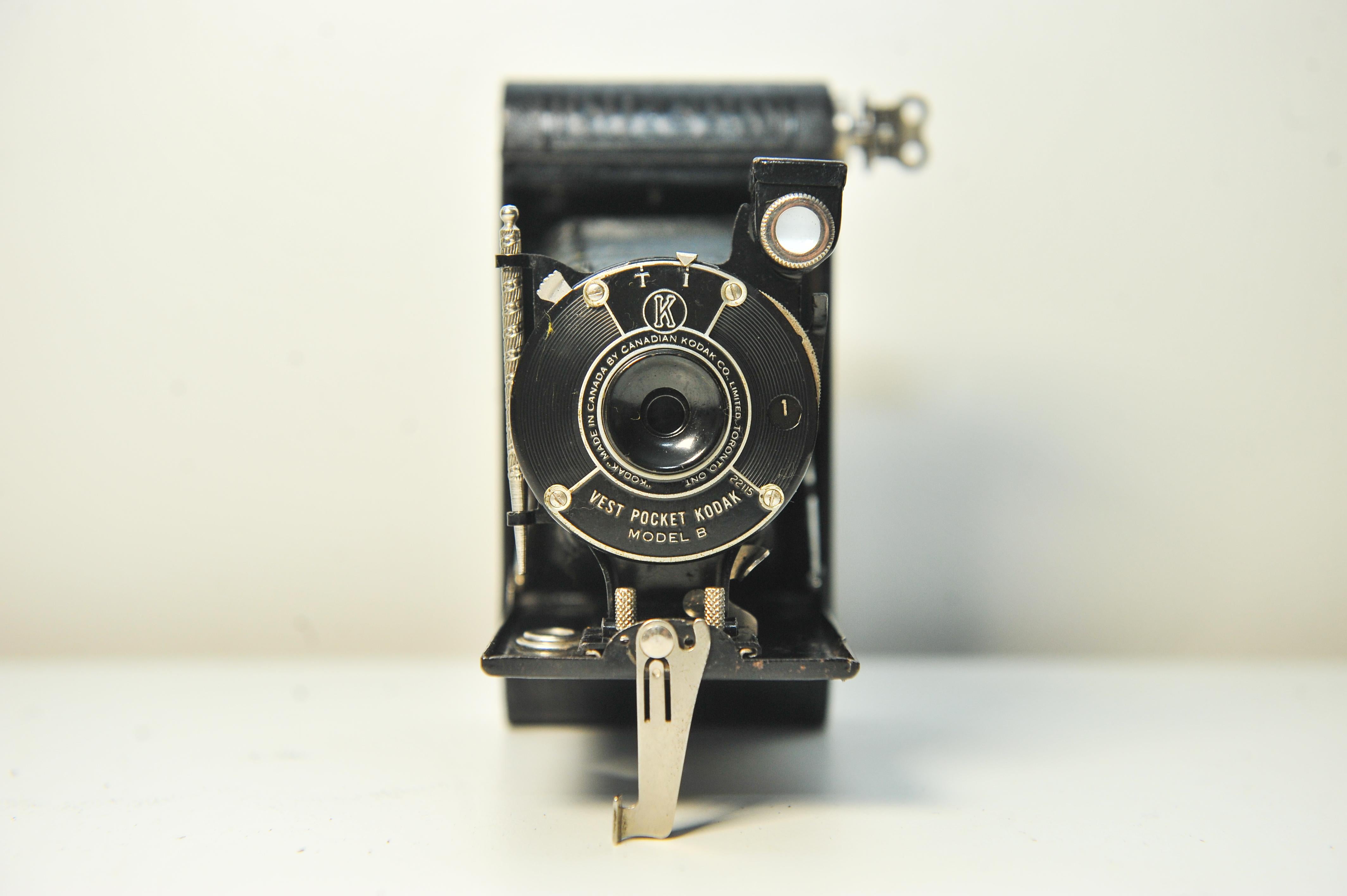 Metal Art Deco Canadian Kodak Jiffy Vest Pocket Kodak Model B 127 Film Bellow Camera  For Sale