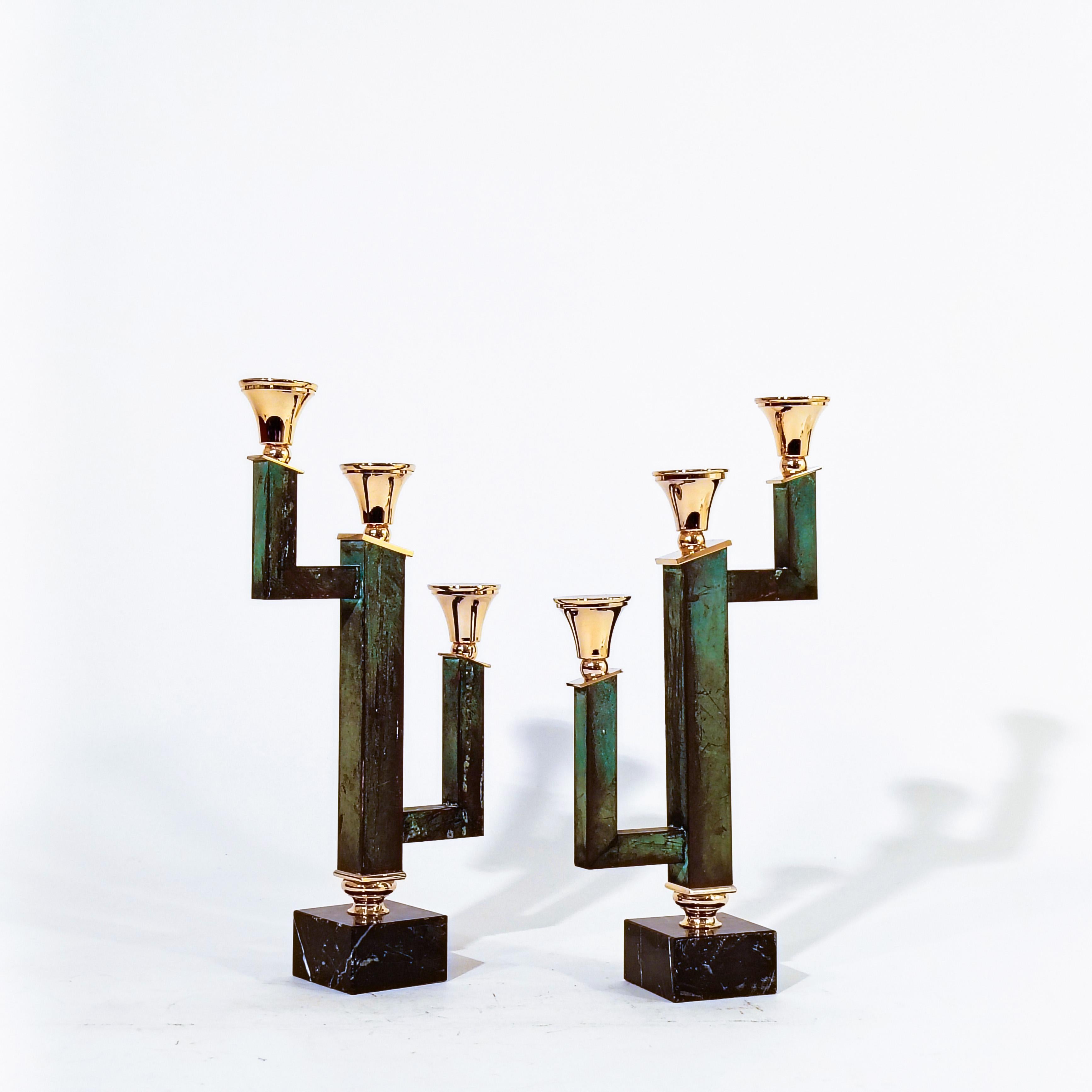 Italienische Kerzenhalter im Art-Déco-Stil, 1960er Jahre, 2er-Set. Ein Paar Kandelaber formt sich aus einem Sockel aus schwarzem, weiß geädertem Marmor, einer gealterten Kupferstruktur in Grün und Details und Kerzenhaltern aus goldverchromtem