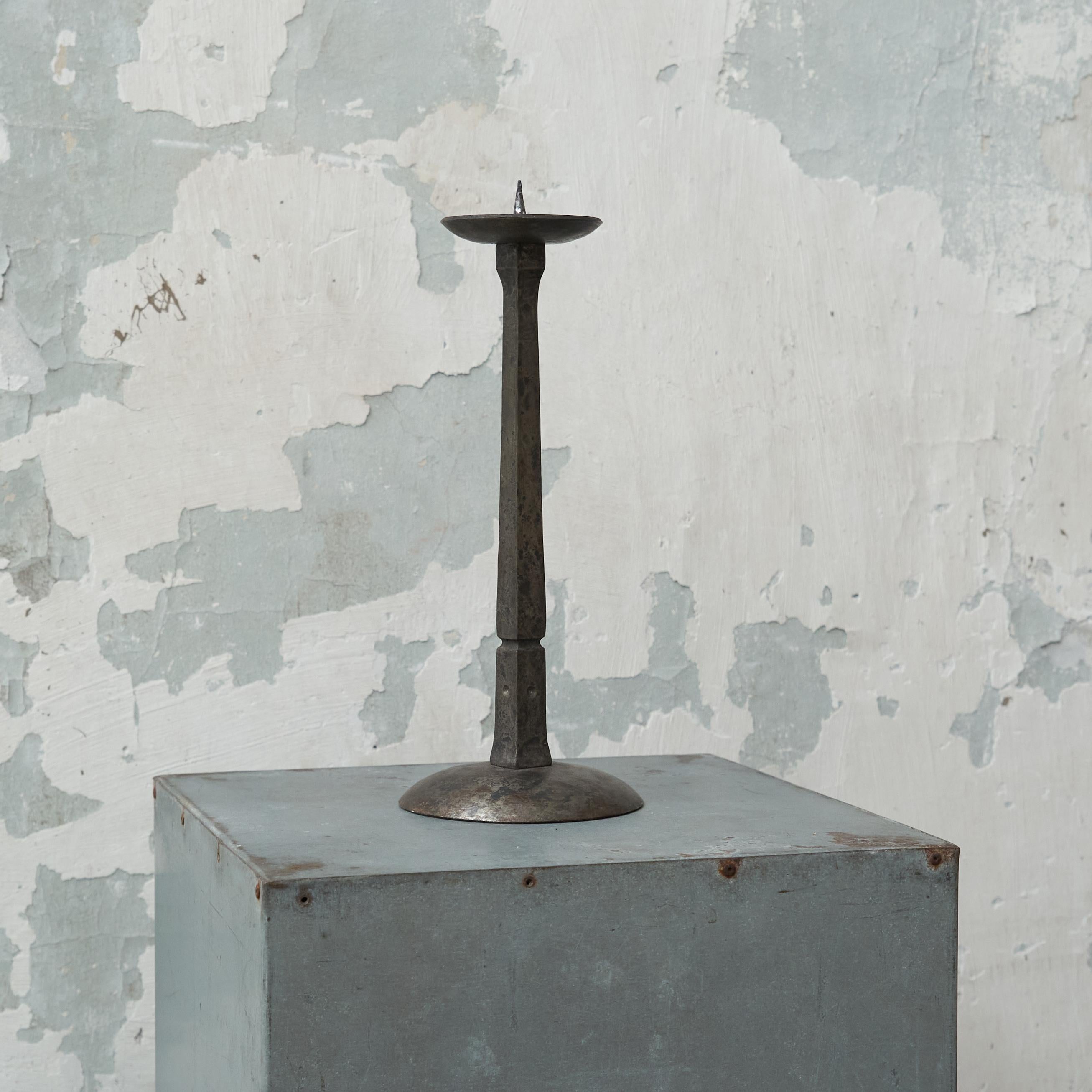 Portacandele Art Deco in metallo martellato a mano anni '30

Si tratta di un meraviglioso portacandele art déco in metallo martellato a mano. Un design semplice ma molto elegante - molto art déco ma anche con un aspetto senza tempo, che è una