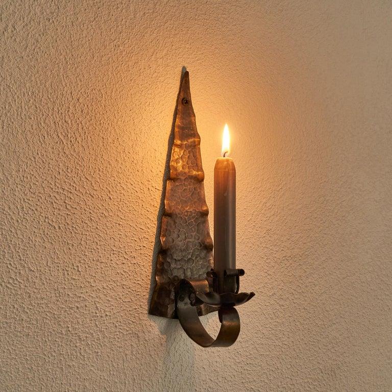 Applique a candela Art Déco in rame martellato a mano. Paesi Bassi, anni '20.    Questo splendido portacandele da parete della Scuola di Amsterdam in stile Art Deco è una vera e propria opera d'arte. Realizzato a mano nell'Olanda degli anni '30,