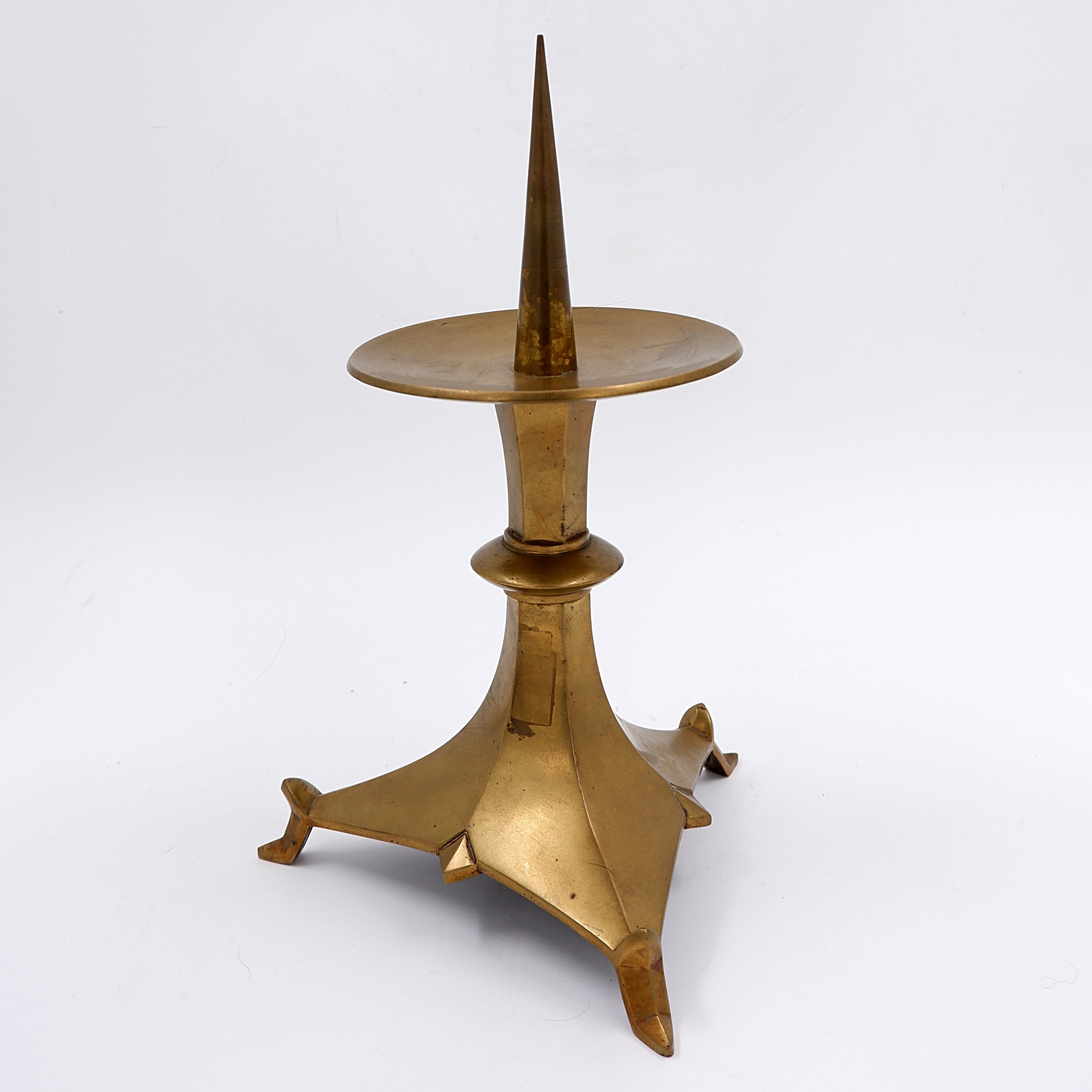 Antico - Decorazione - XIX
Misure: 21,5 x 19cm H. 34cm 
Candeliere in rame in stile Gothic Revival. Altamente decorativo.