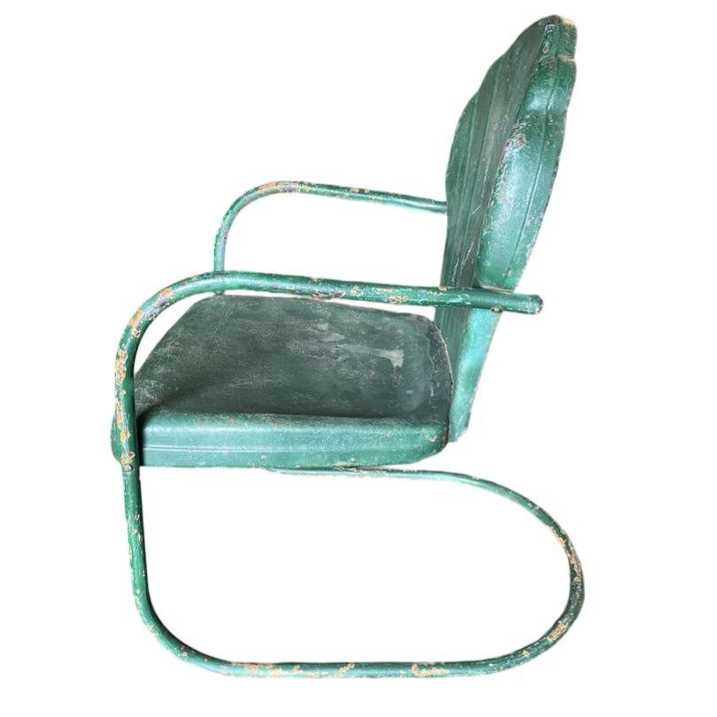 Art Deco Cantilevered Steel Clam Shell Patio Lounge Chair In Good Condition For Sale In Van Nuys, CA