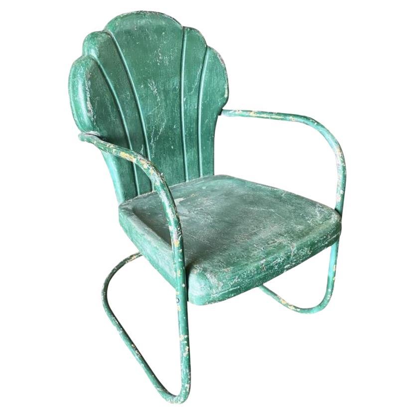 Chaise longue de patio Art déco en acier en porte-à-faux avec coquille de palourde en vente