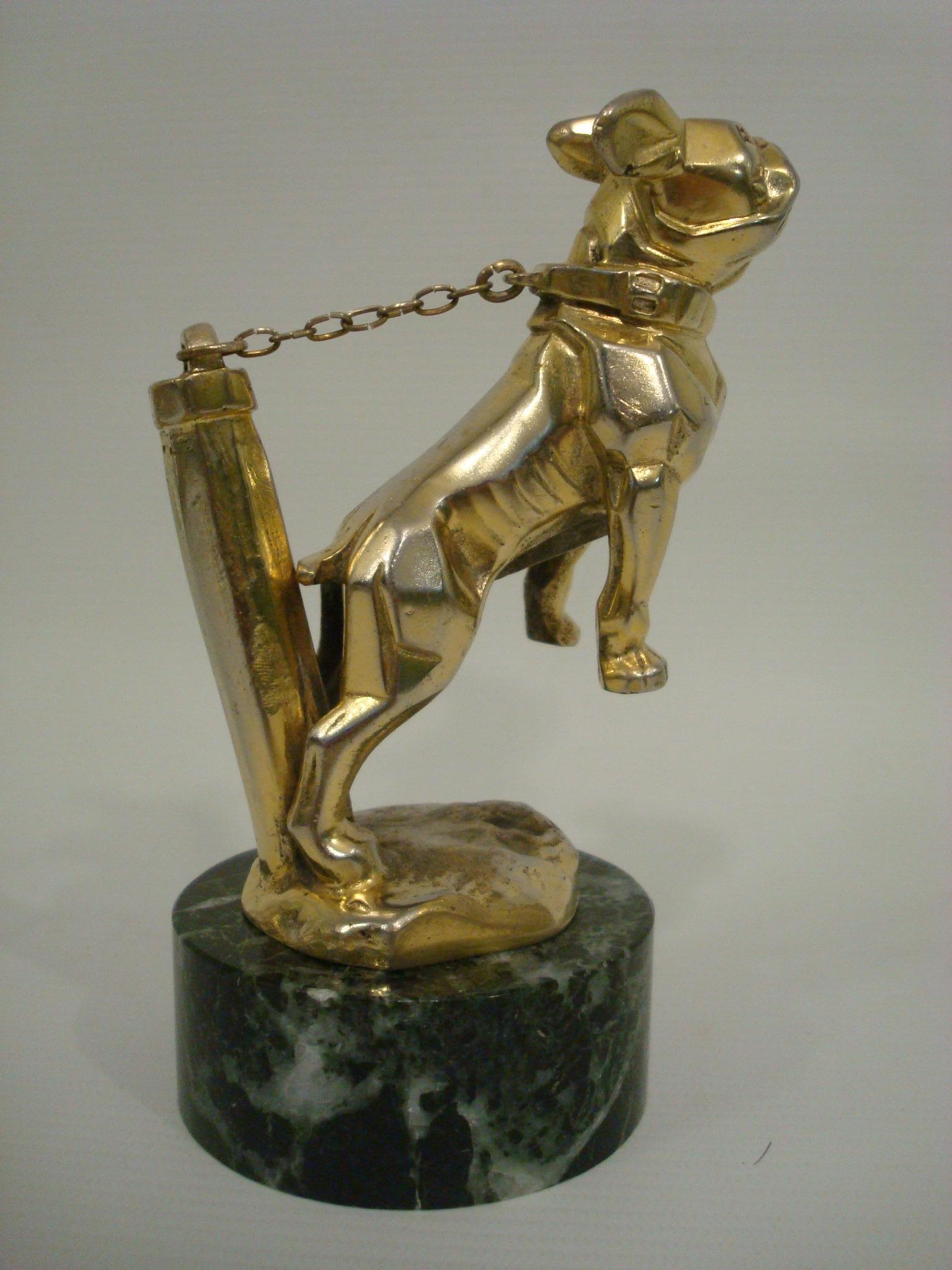 Car Mascot im Art déco-Stil, französische Bulldogge mit Kapuze, Frankreich 1920er Jahre (Französisch) im Angebot