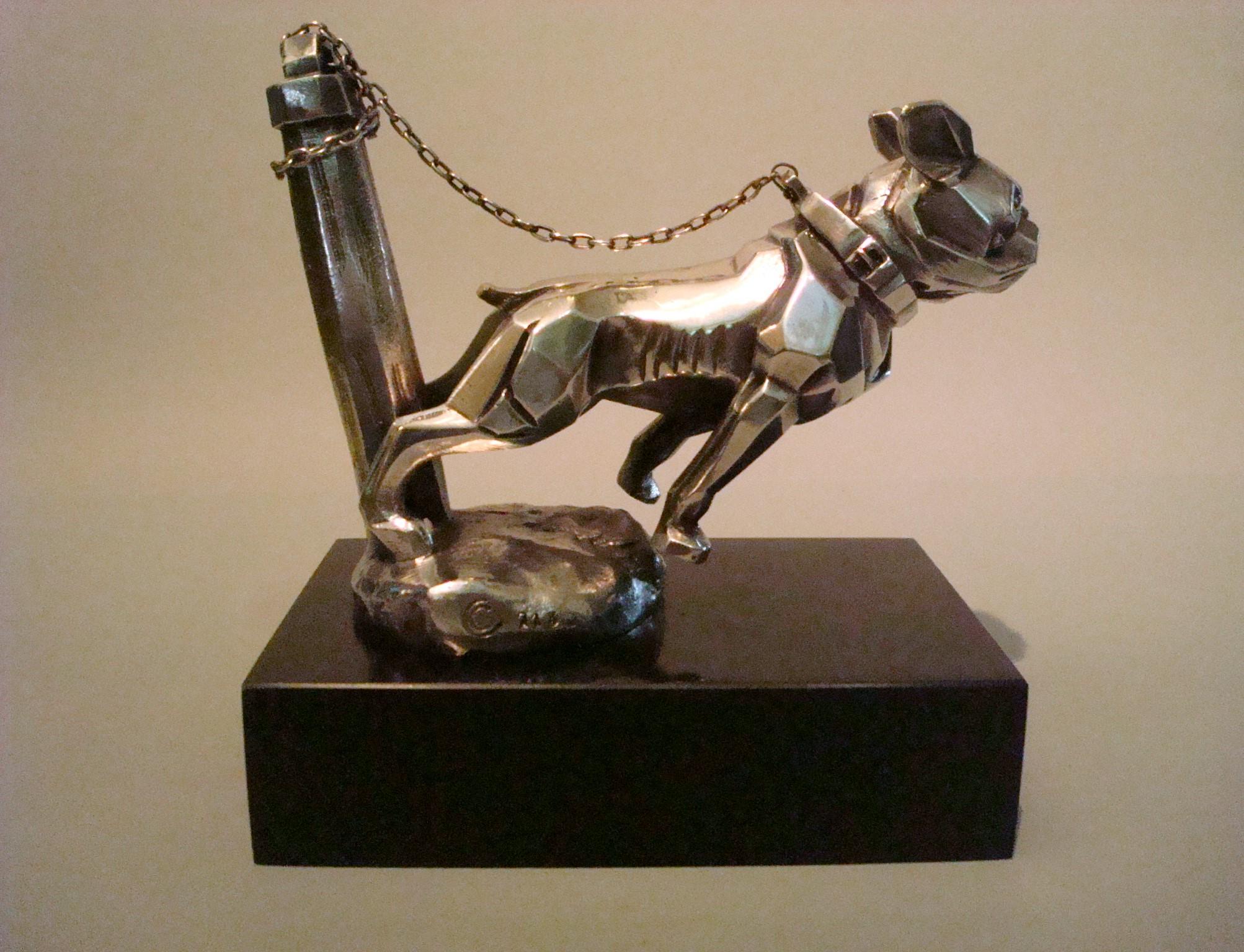 Car Mascot im Art déco-Stil, französische Bulldogge mit Kapuze, Frankreich 1920er Jahre (Bronze)