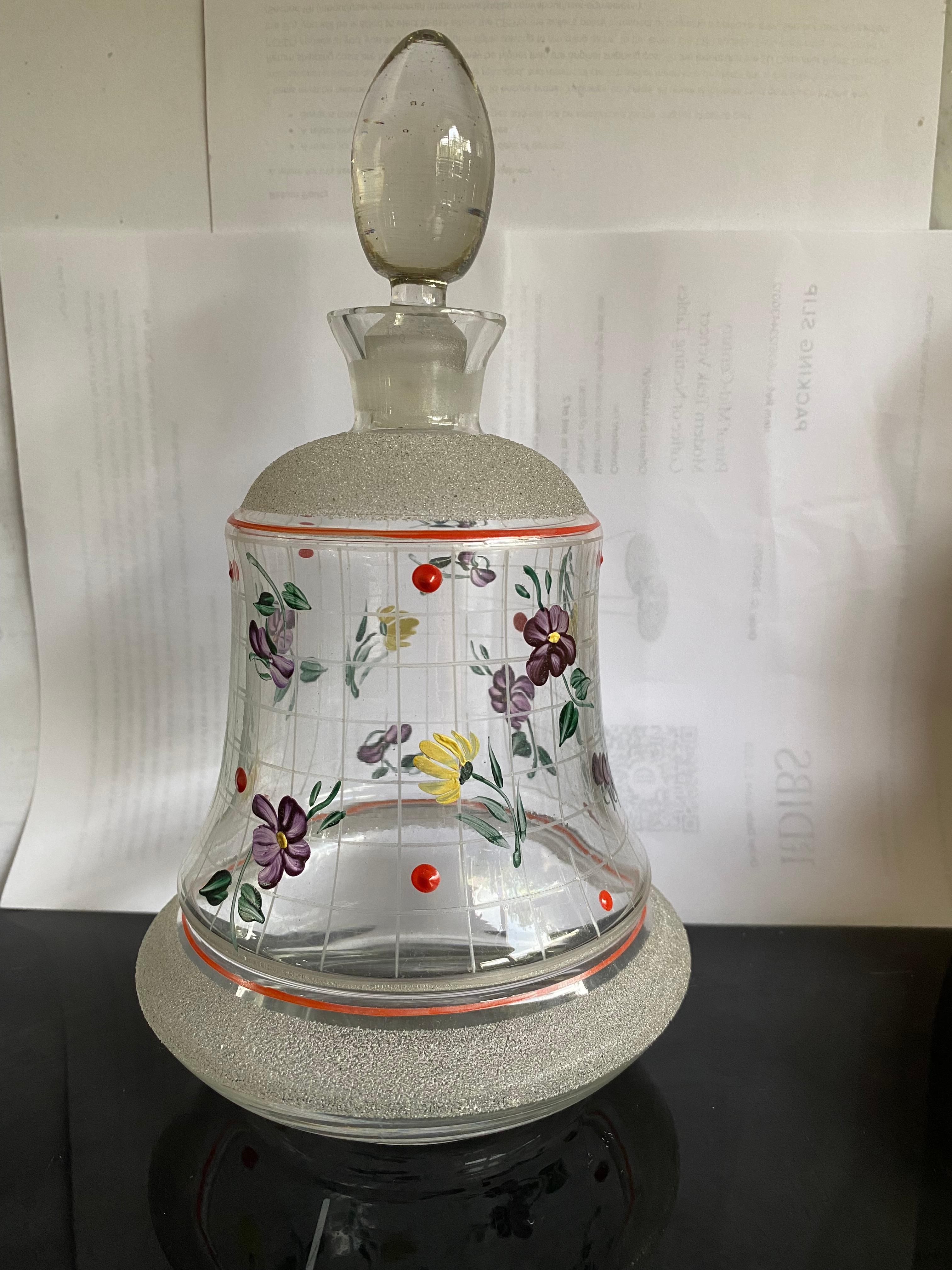 In buone condizioni, bella caraffa Art Déco con piccoli fiori dipinti a mano. La caraffa è stata realizzata da Doyen Belgium.