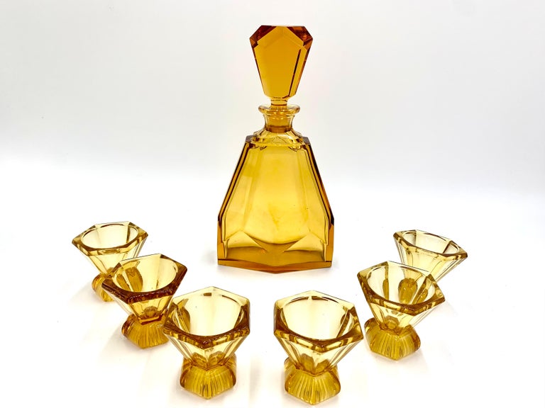 https://a.1stdibscdn.com/art-deco-carafe-with-6-glasses-czechoslovakia-1930s-for-sale-picture-2/f_48681/f_258701621635343722881/IMG_8067_master.jpg?width=768