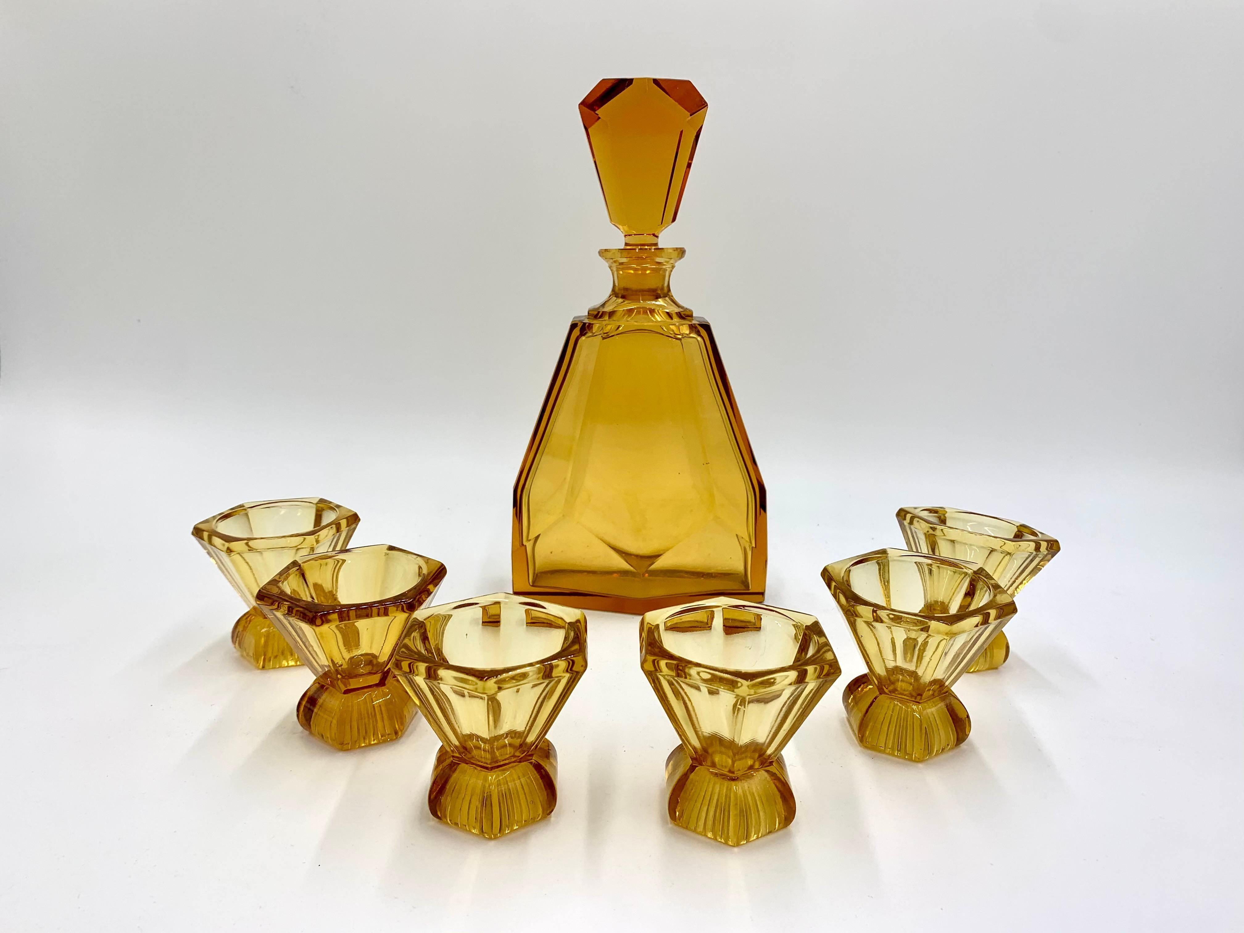 Art Deco Carafe Decanter with 6 Glasses, Czechoslovakia, 1930s In Good Condition In Chorzów, PL