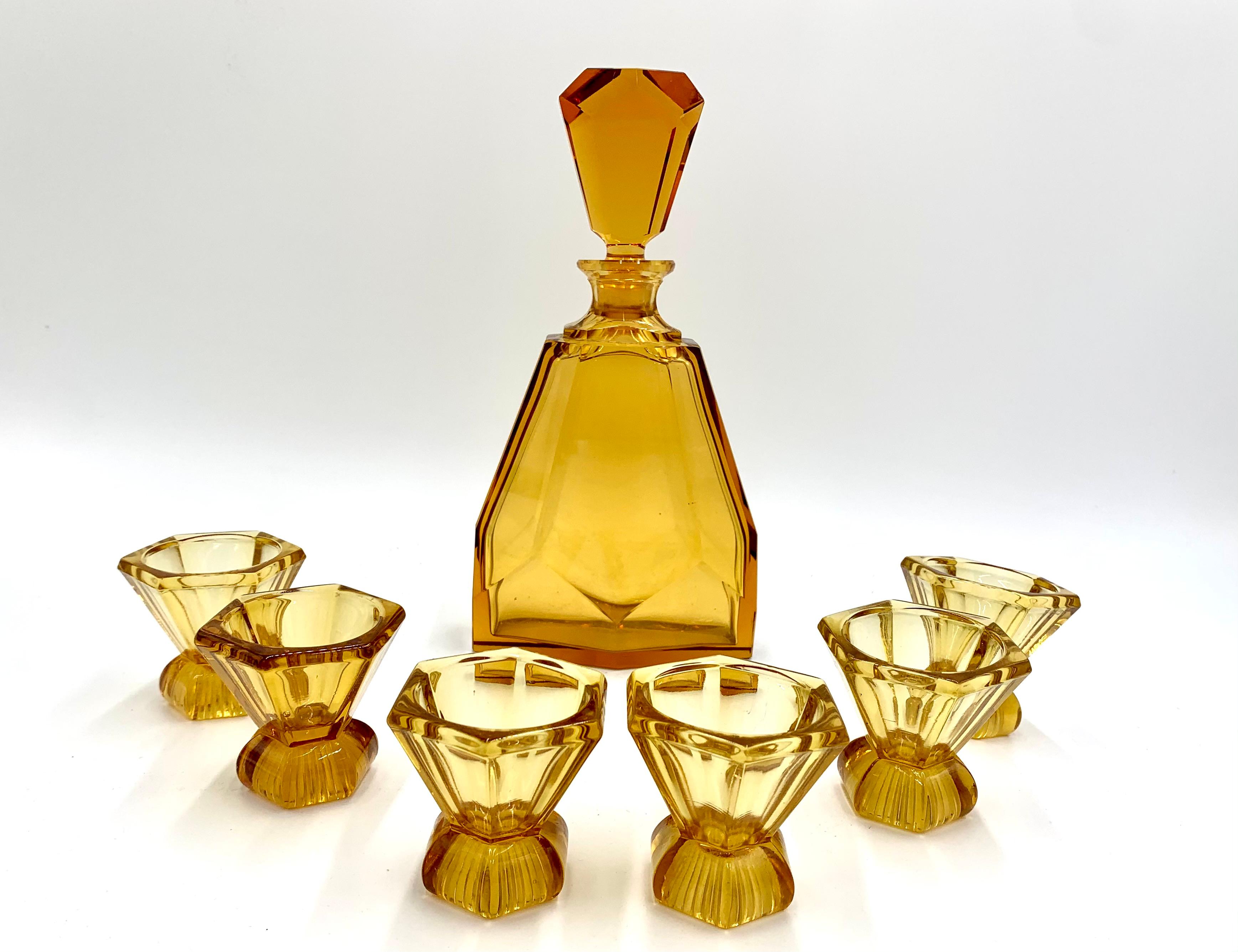 Mid-20th Century Art Deco Carafe Decanter with 6 Glasses, Czechoslovakia, 1930s