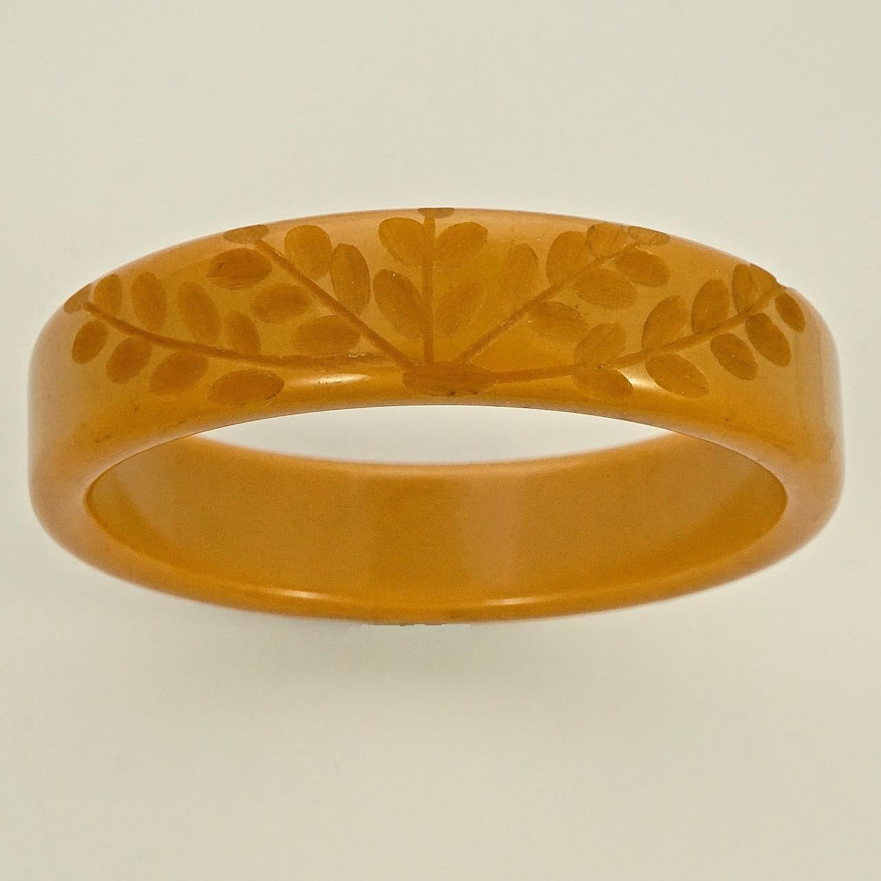 Art Deco Caramel Yellow Carved Leaves Bakelite Bangle In Good Condition For Sale In London, GB