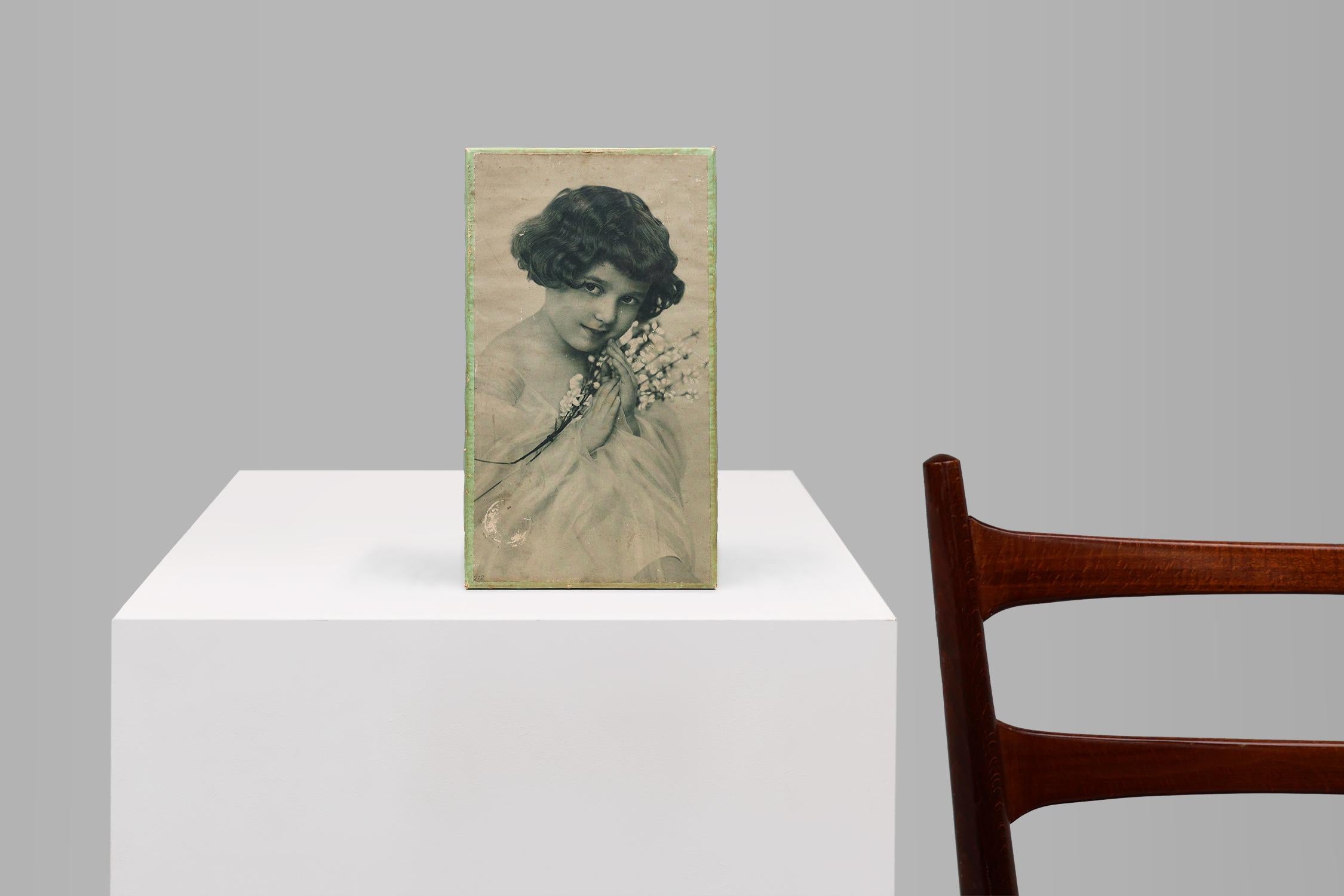 Belgique / 1930 / boîte / carton / Art Déco / Milieu du siècle

Une belle boîte en carton à l'état neuf avec la photo d'une jeune fille en robe blanche tenant un bouquet de fleurs. Fabriqué en Belgique dans les années 1930. 

Cette image étonnante