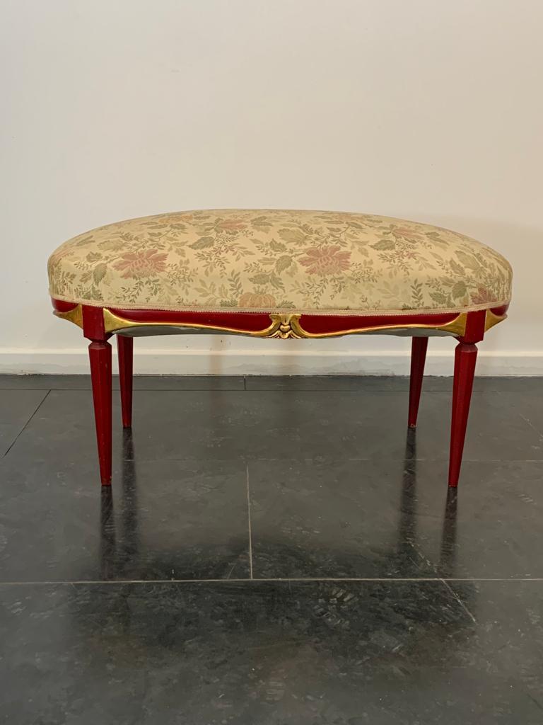Art Deco cardinal red lacquered pouf with carved details, 1930s For Sale 4