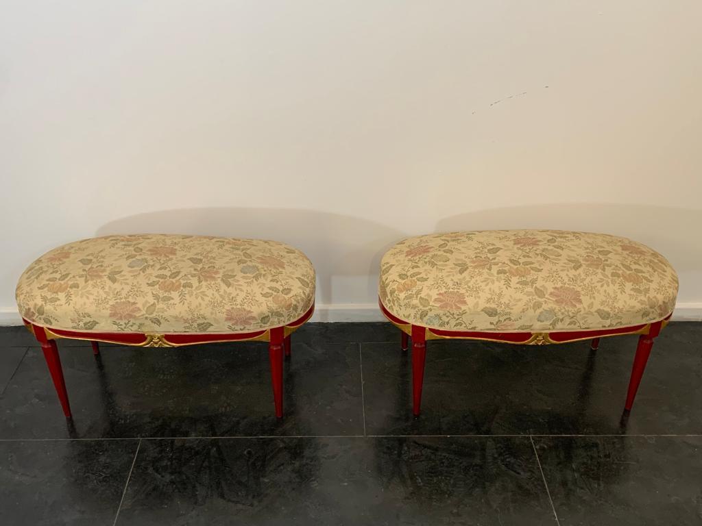 French Art Deco cardinal red lacquered pouf with carved details, 1930s For Sale