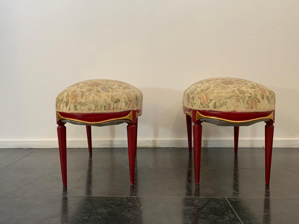 Art Deco cardinal red lacquered pouf with carved details, 1930s In Good Condition For Sale In Montelabbate, PU