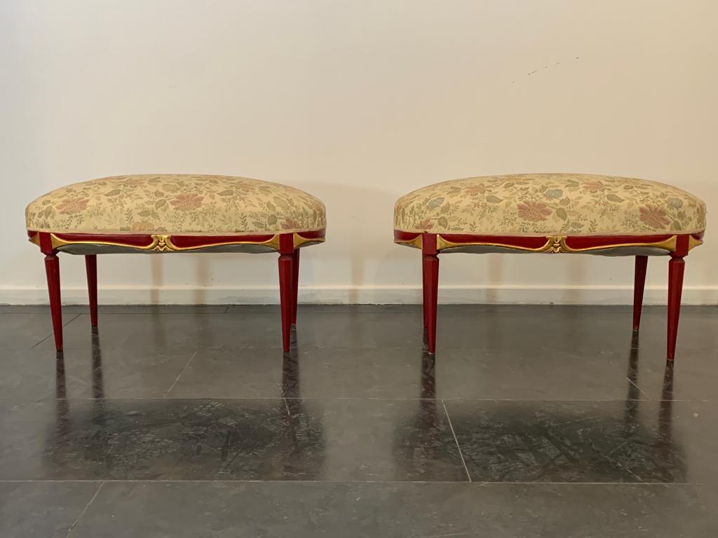 Fabric Art Deco cardinal red lacquered pouf with carved details, 1930s For Sale
